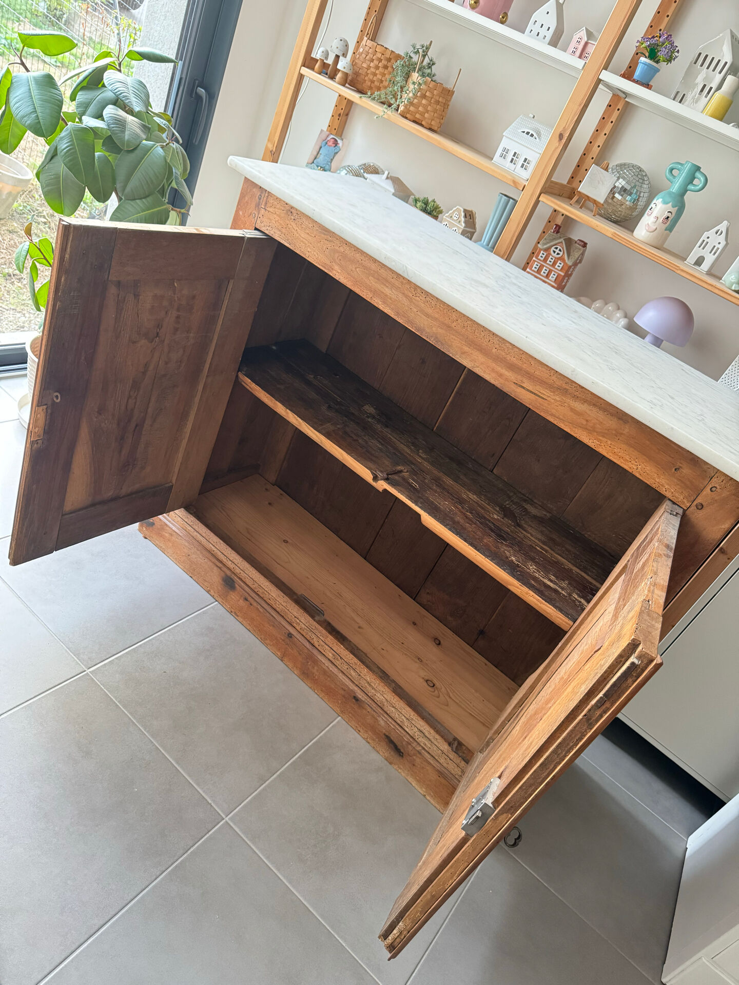 Buffet ancien avec plateau en marbre