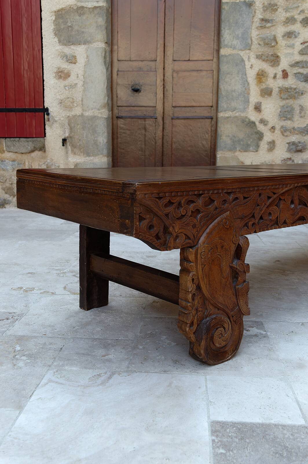 Important Indonesian bench in carved wood, Early 20th century