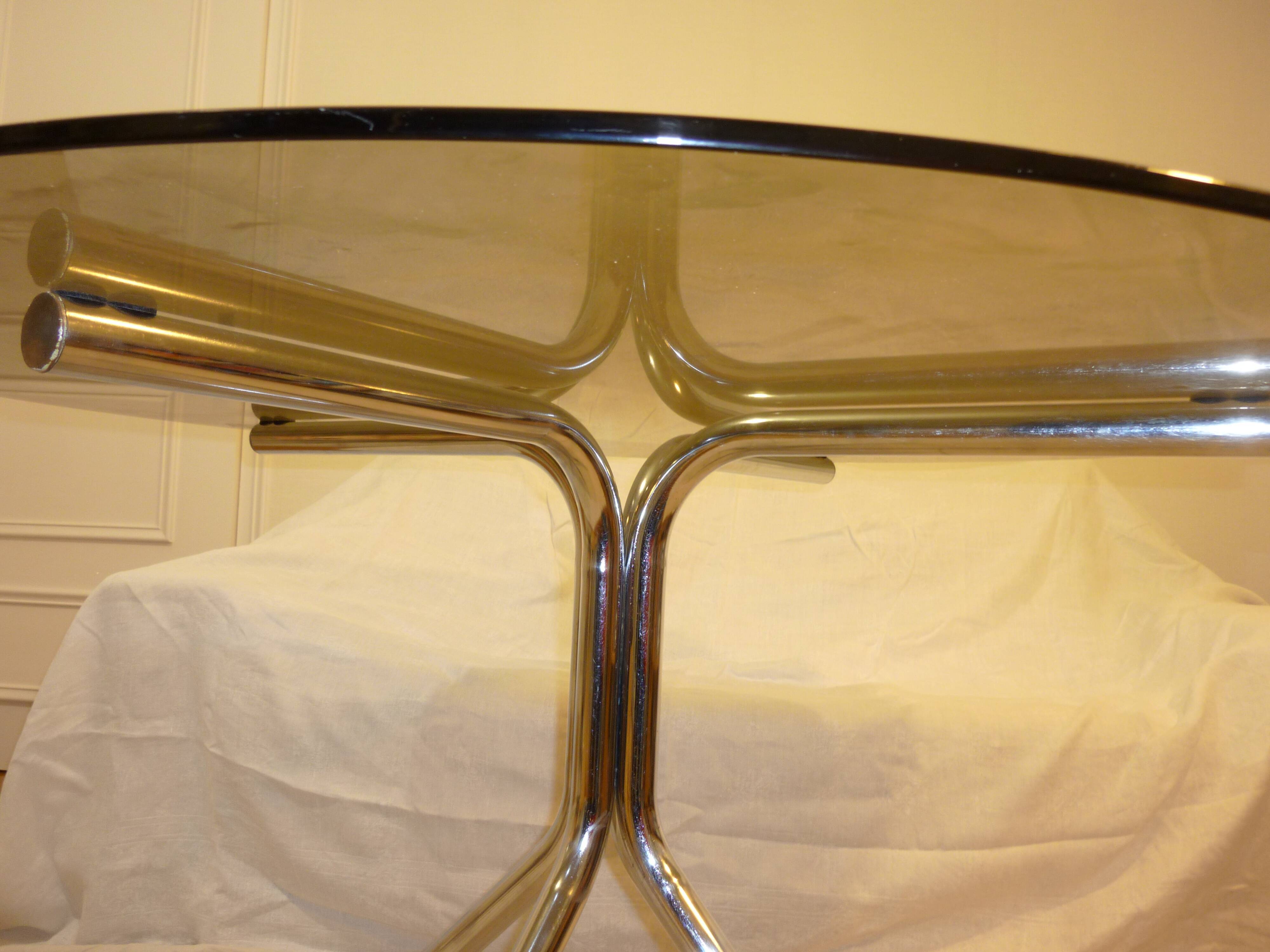 Table vintage 70 en verre légèrement fumé pieds chromés