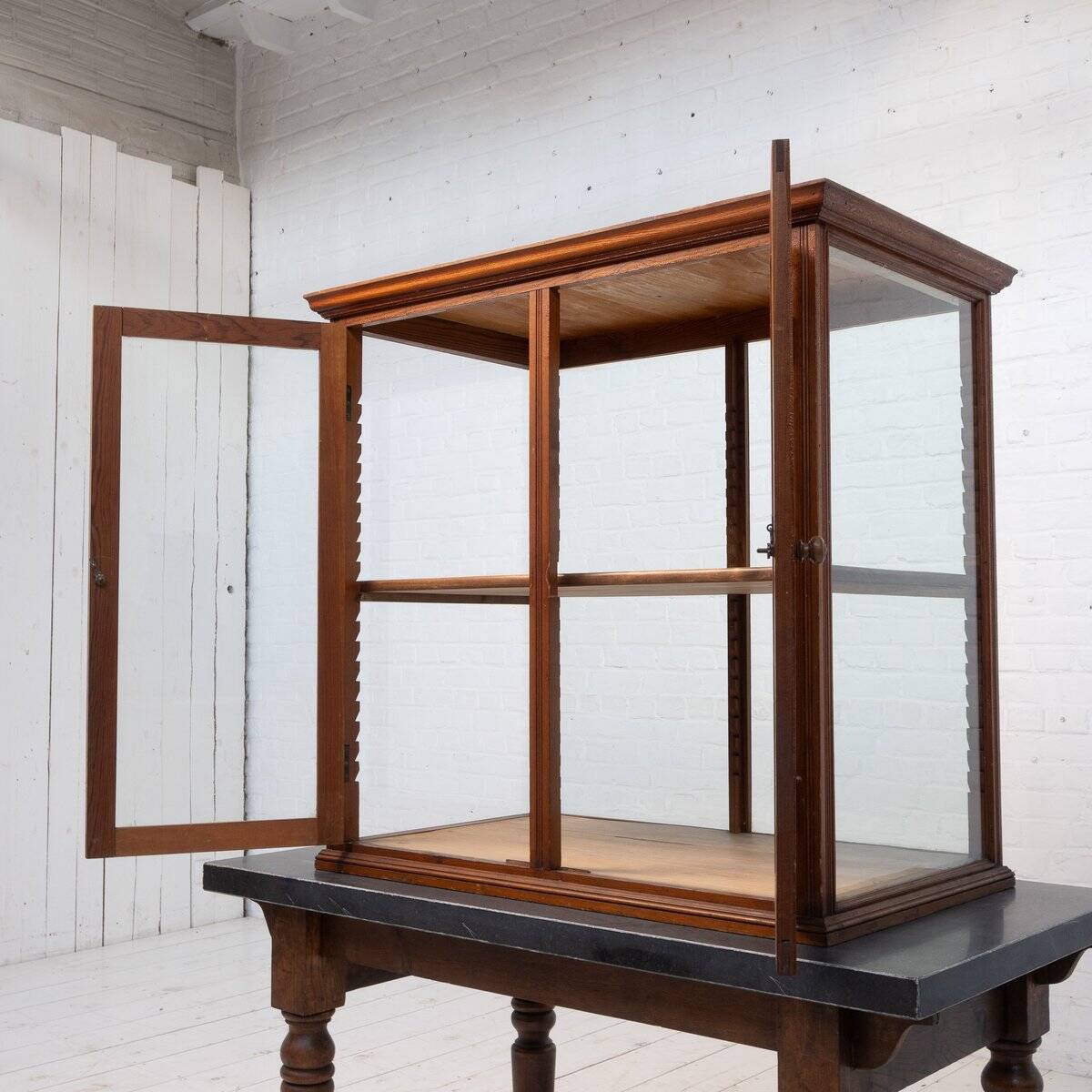 Vitrine de magasin d'antiquités, 1920