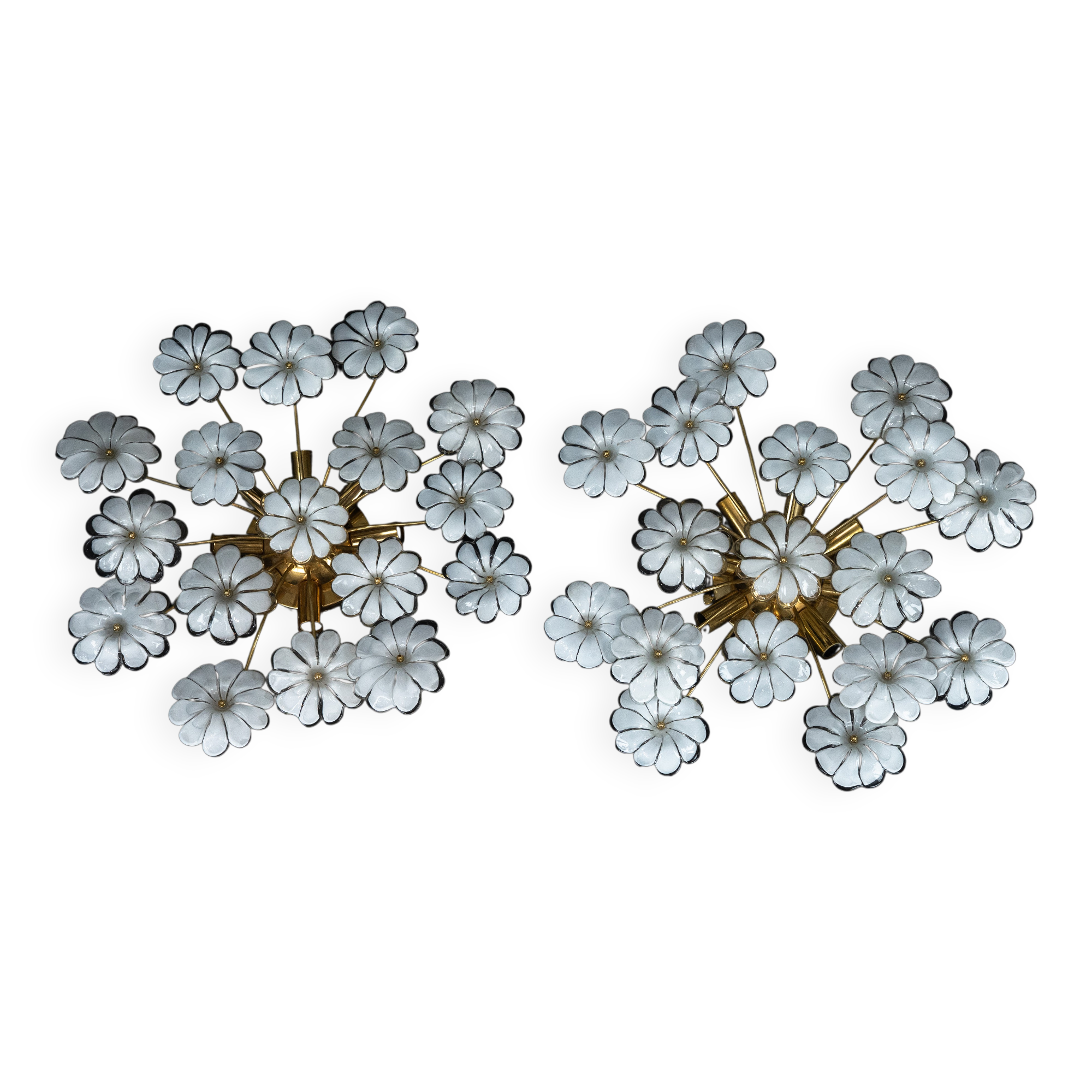 Paire de lampes de plafond en verre de Murano à fleurs blanches. Italie, années 1980.
