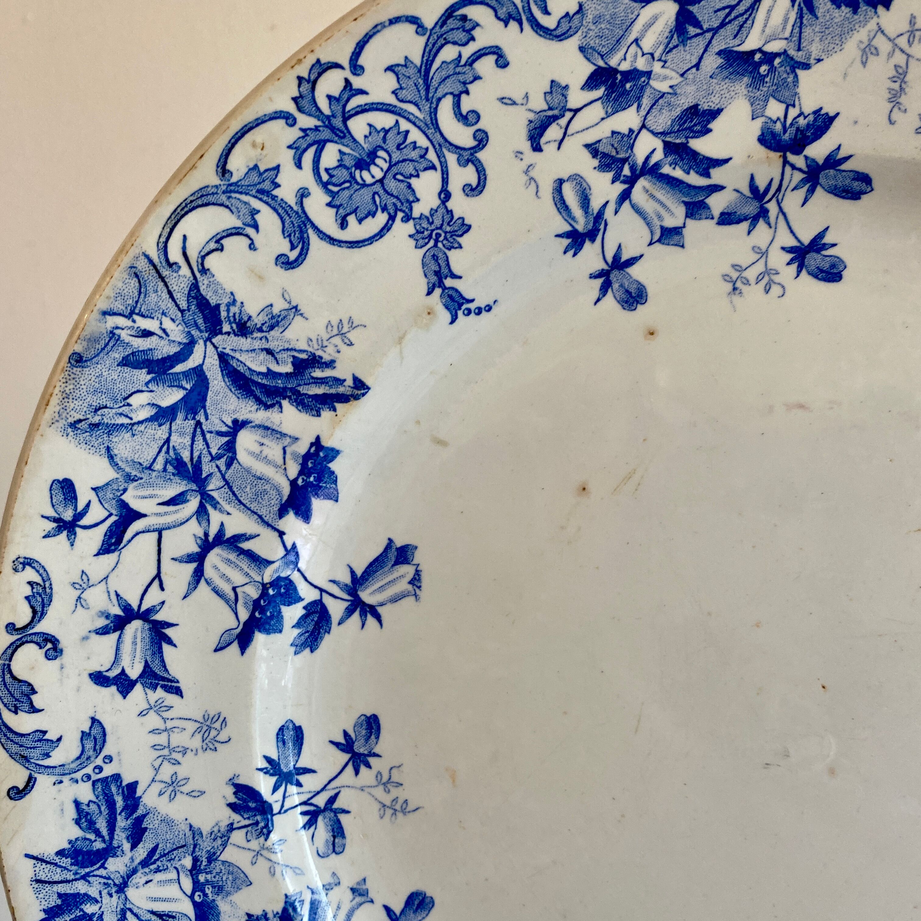 Vintage round dish in iron earth