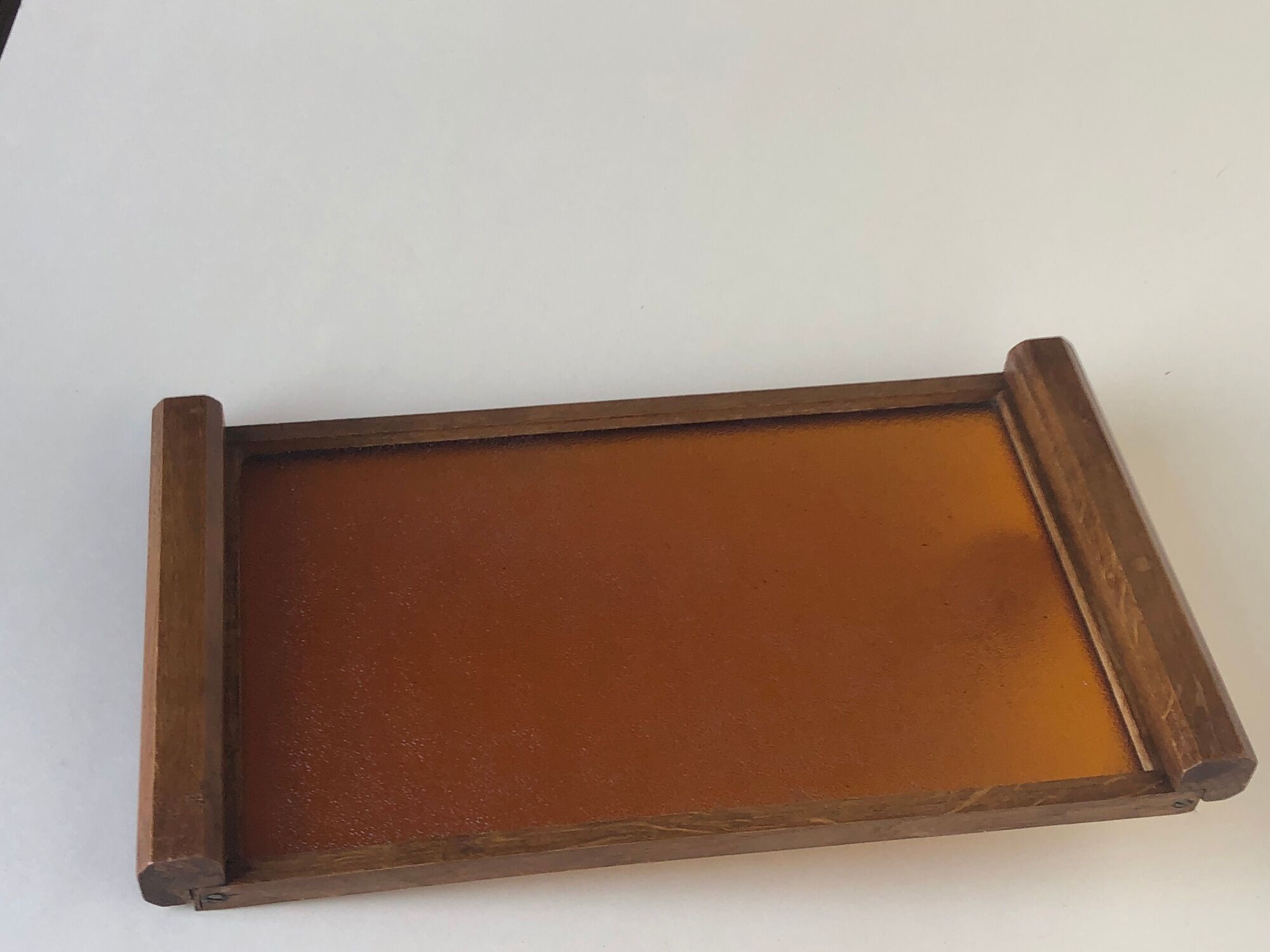 Plateau bois et verre granité couleur ambre