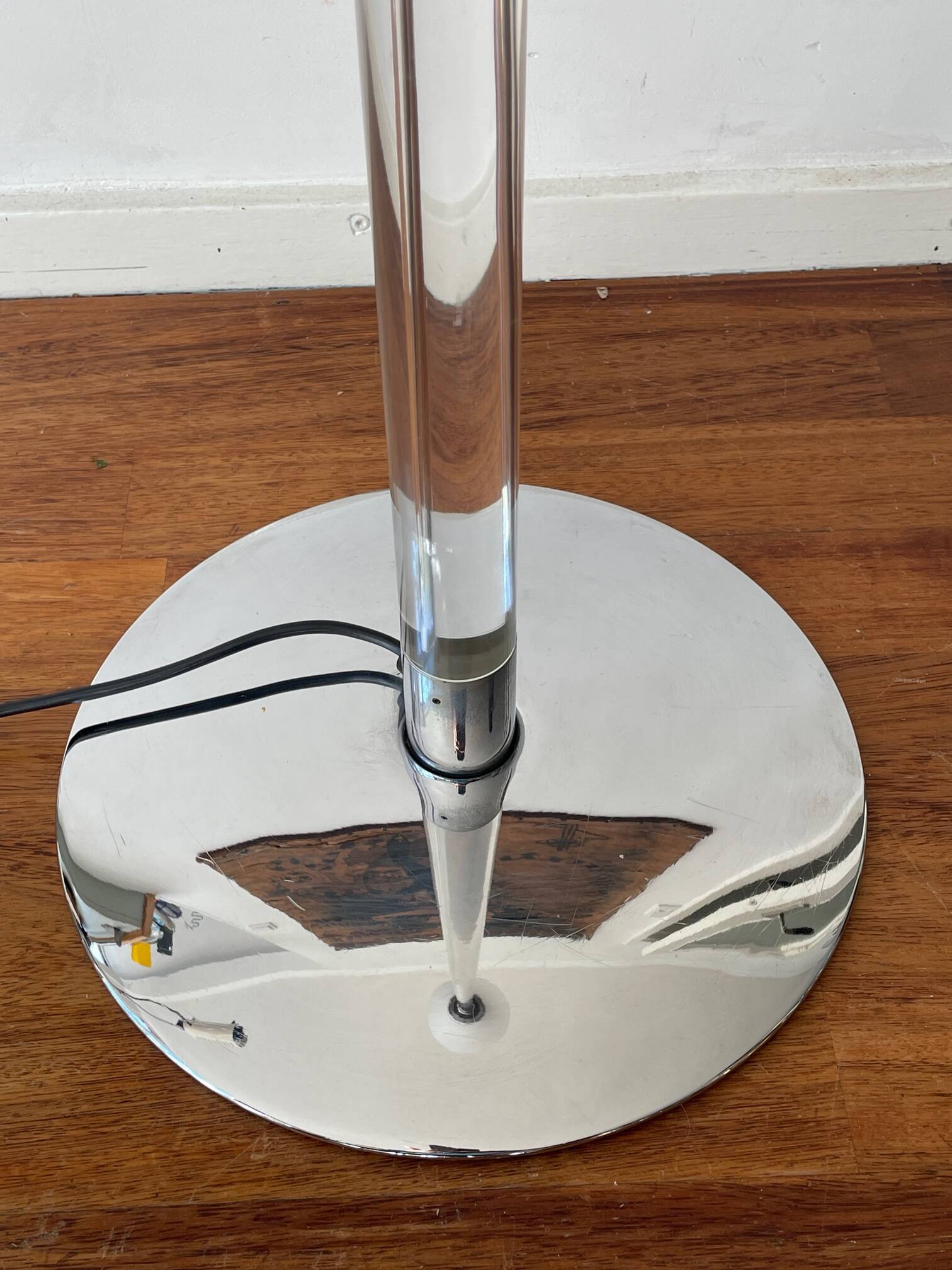 Lampe design unique d'Ingo Maurer. Lampadaire design M de Maurer. Verre à lait, fond transparent.