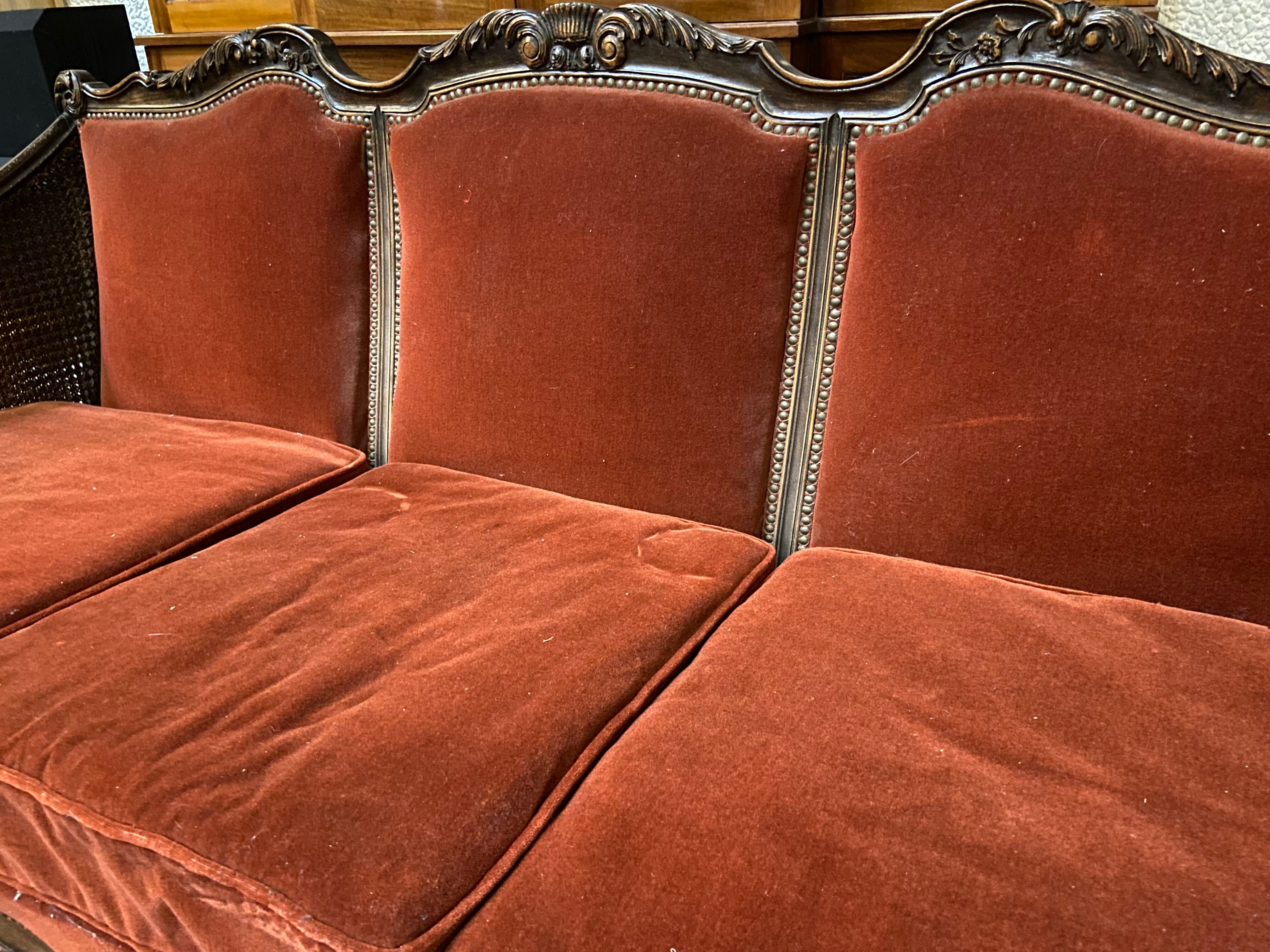 Salon baroque en velours bordeaux et bois