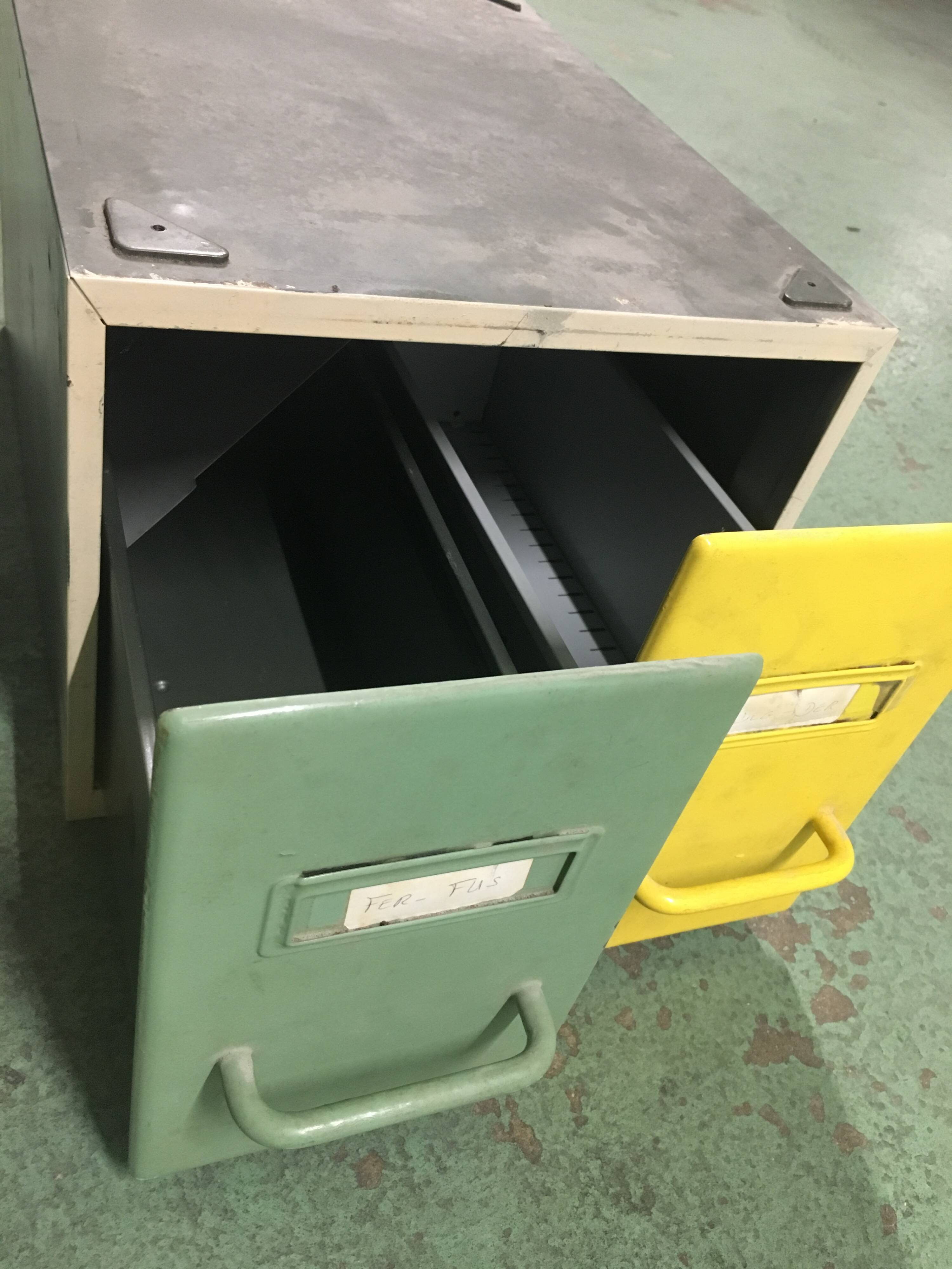 Casiers de bibliothèque en métal vintage (lot de 30 casiers / 60 tirroirs)