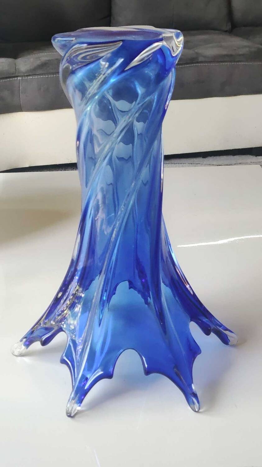 Large murano vase in blown art glass, cobalt blue. star shape. dim 30 x 22 cm