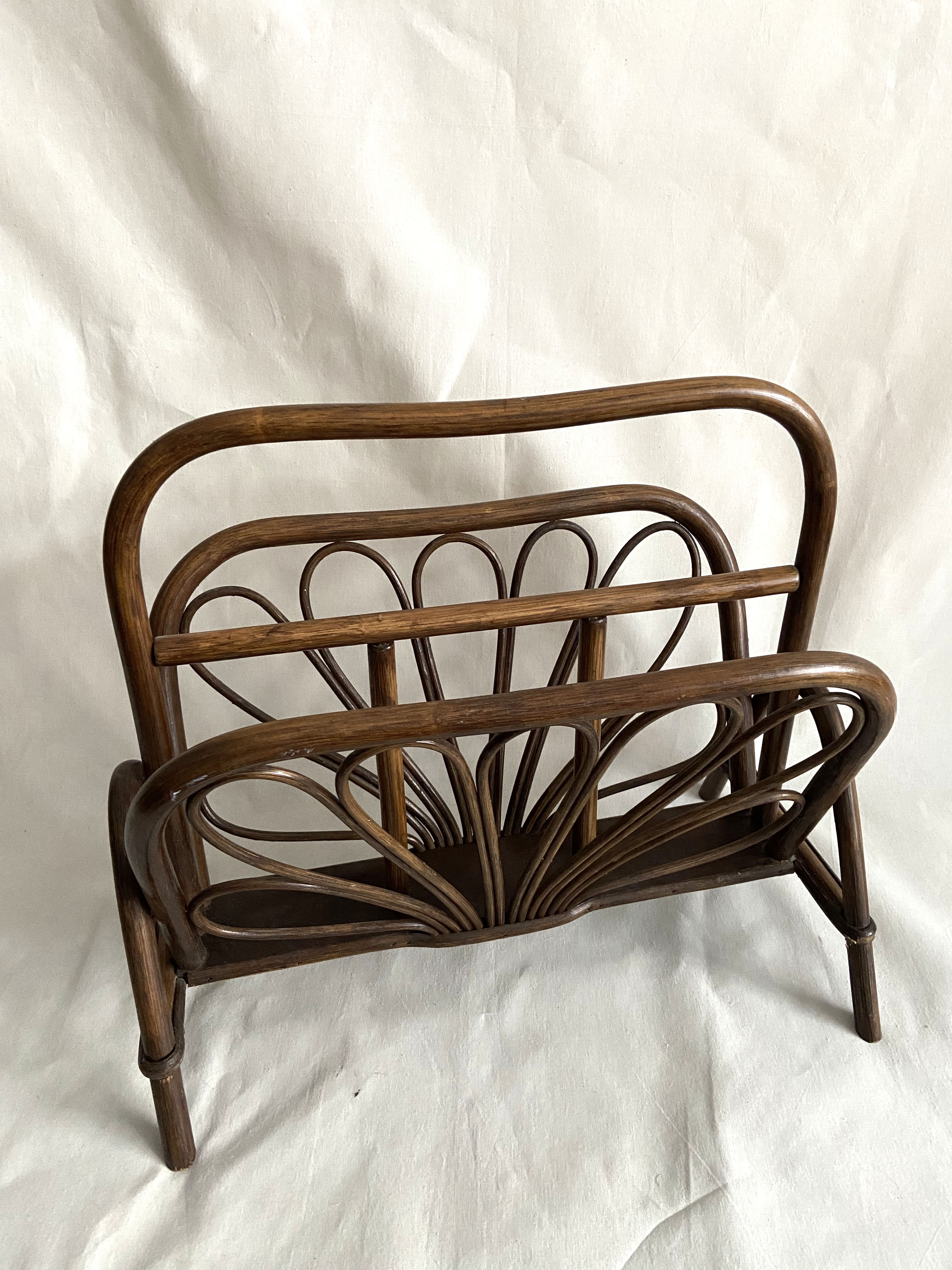 Port- rattan magazine