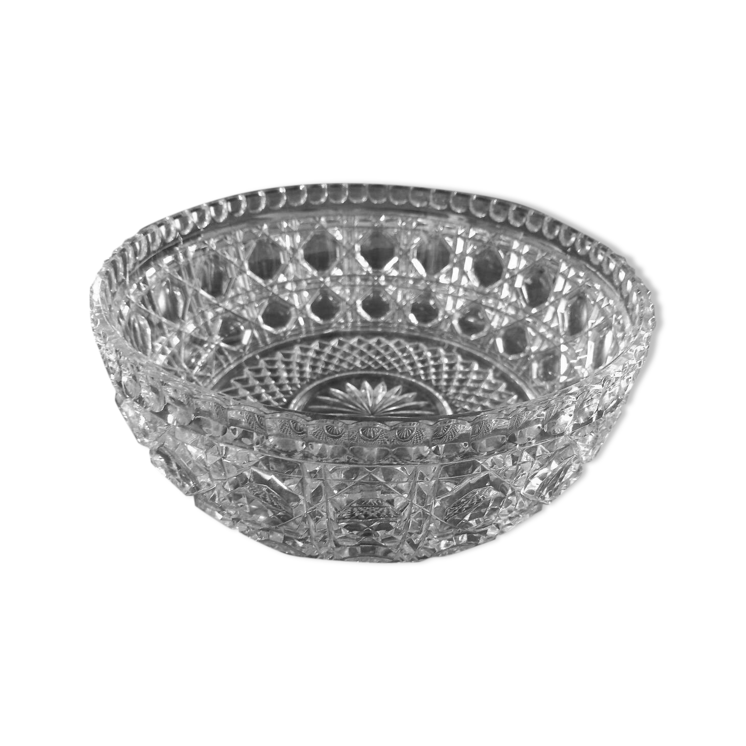 Saladier ou plat ancien, en verre épais ciselé