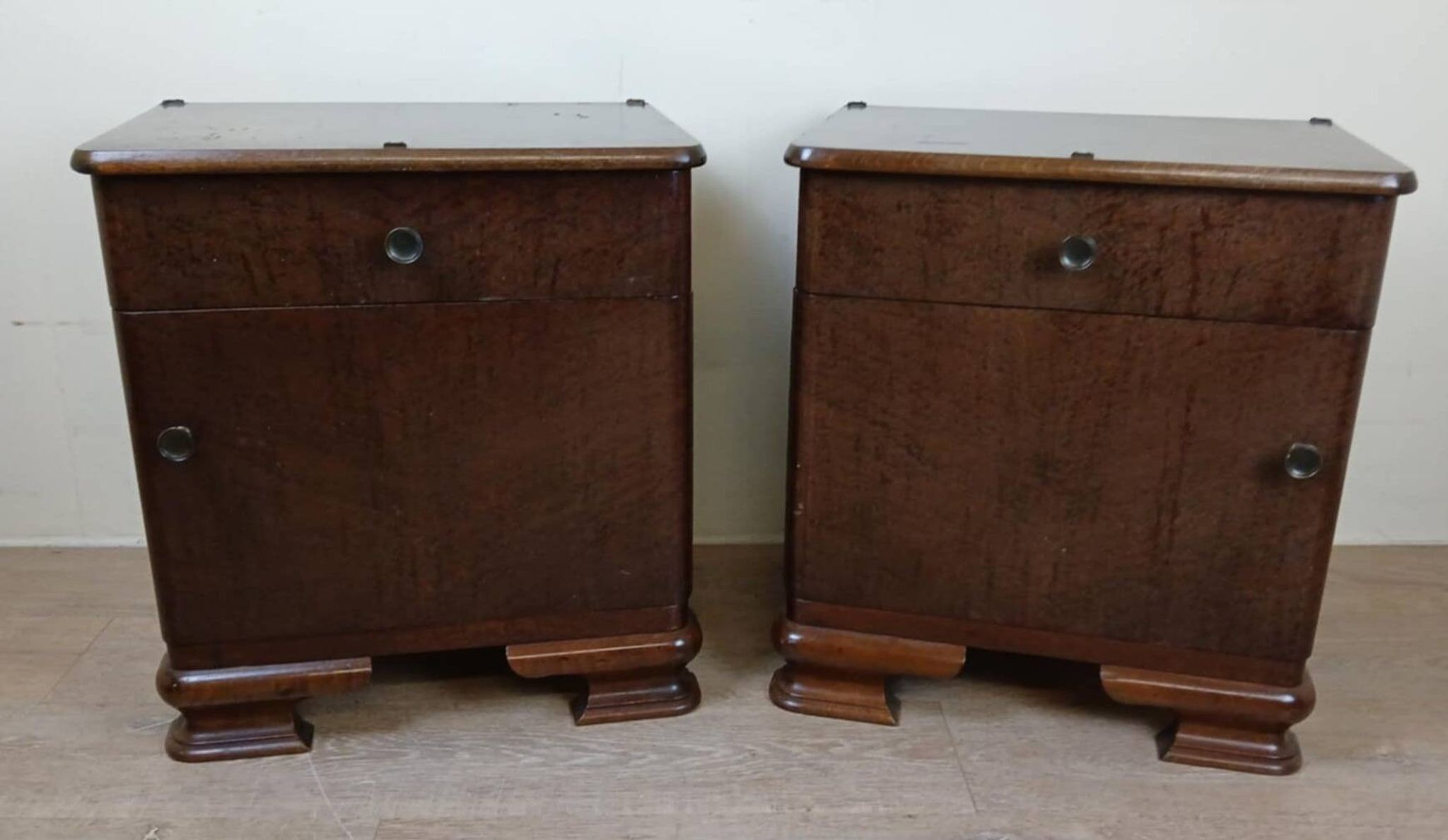 Pair of Art Deco period bedside tables or nightstands in burl circa 1930