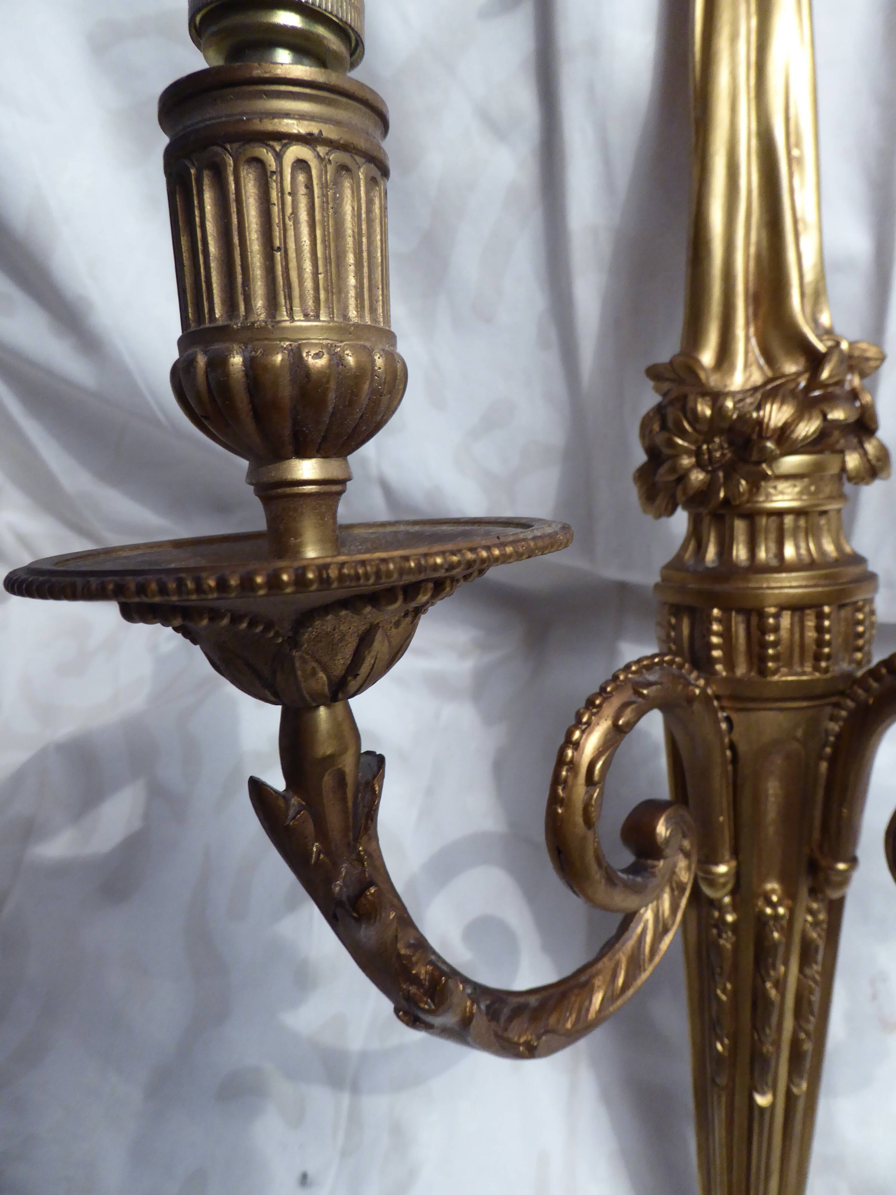 Bronze wall light in Louis XVI style