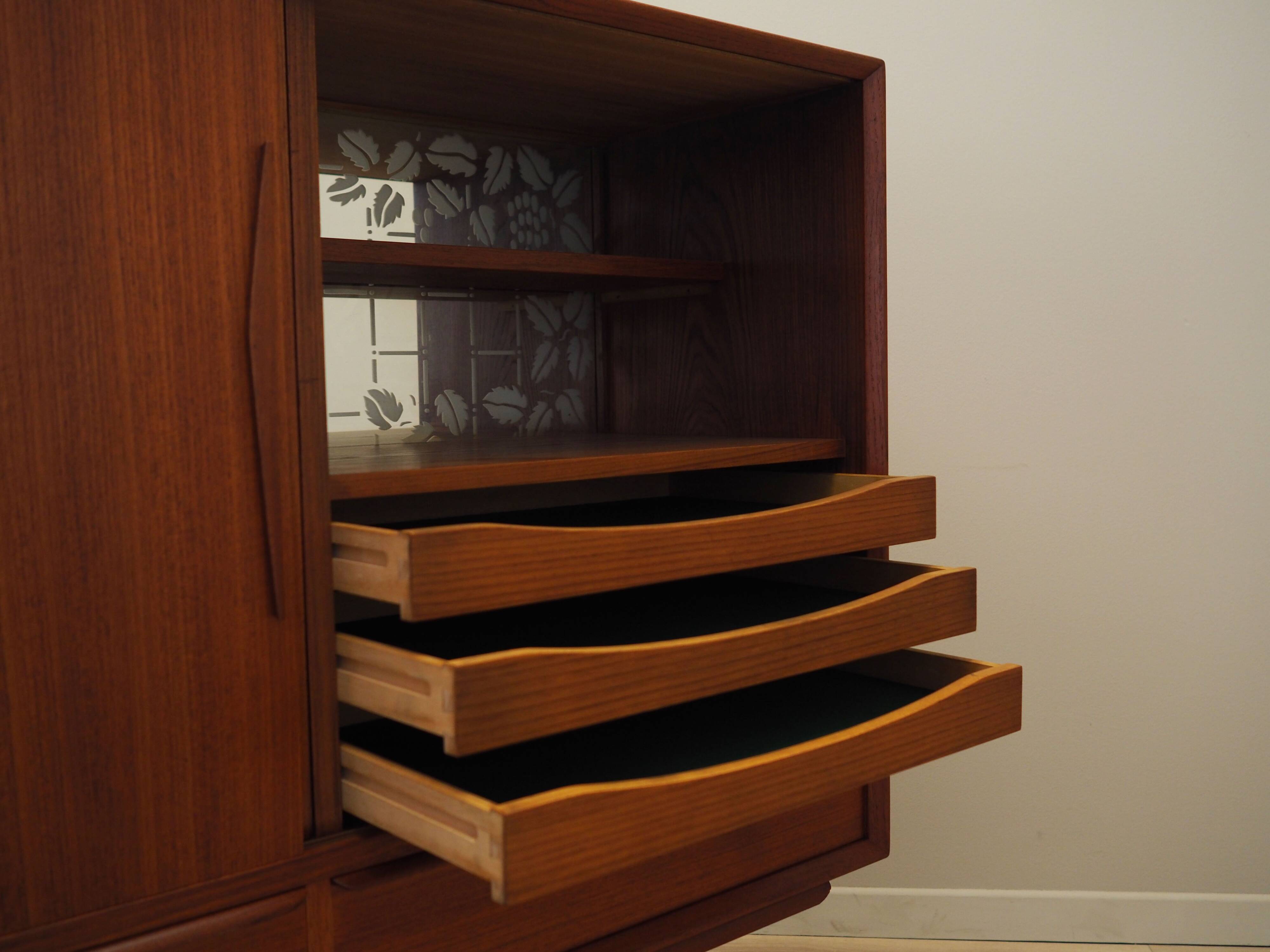 Buffet haut en teck, design danois, années 1960, production : Danemark