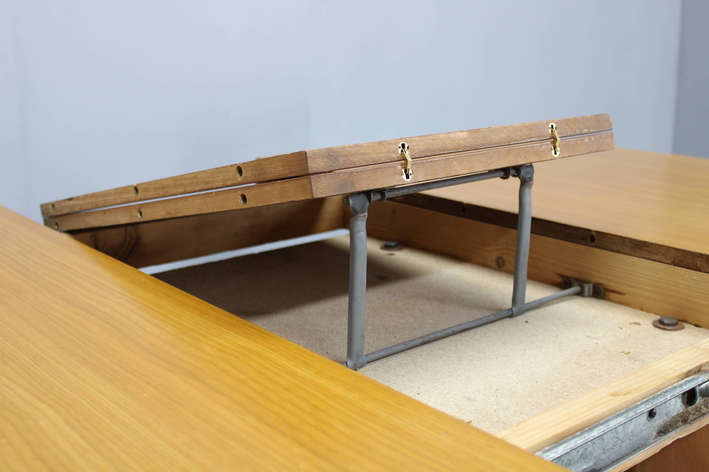 1970s Italian Extendable Dining Table in Maple Finish