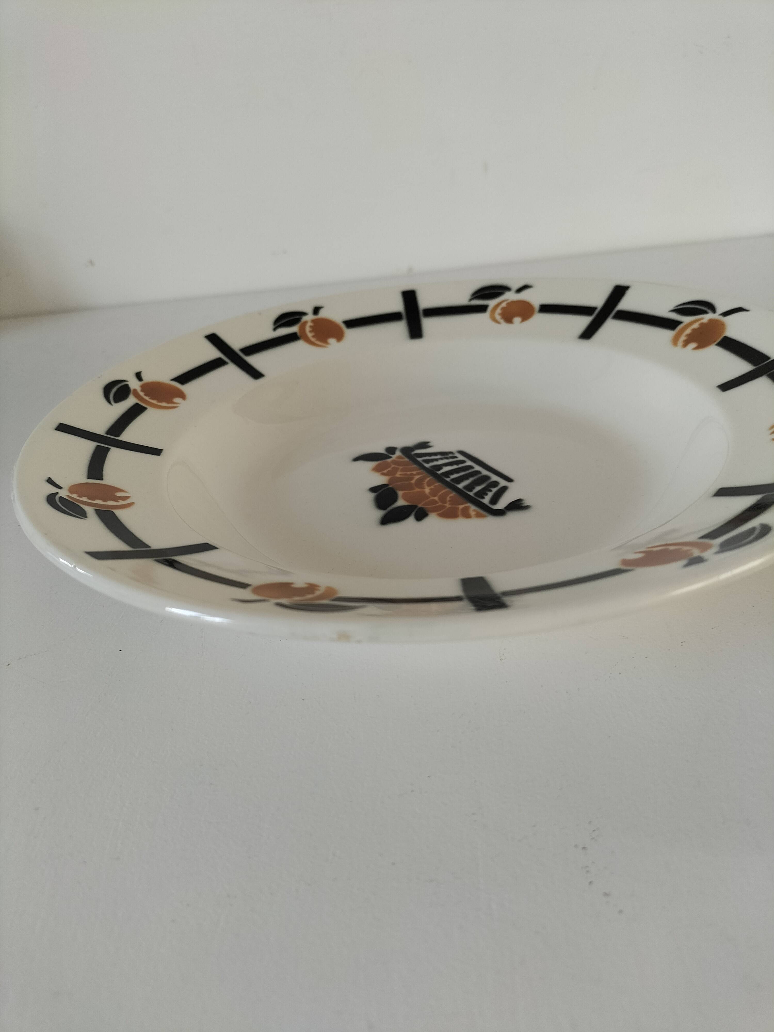 Dish decorated with apricot basket, Badonviller earthenware factory