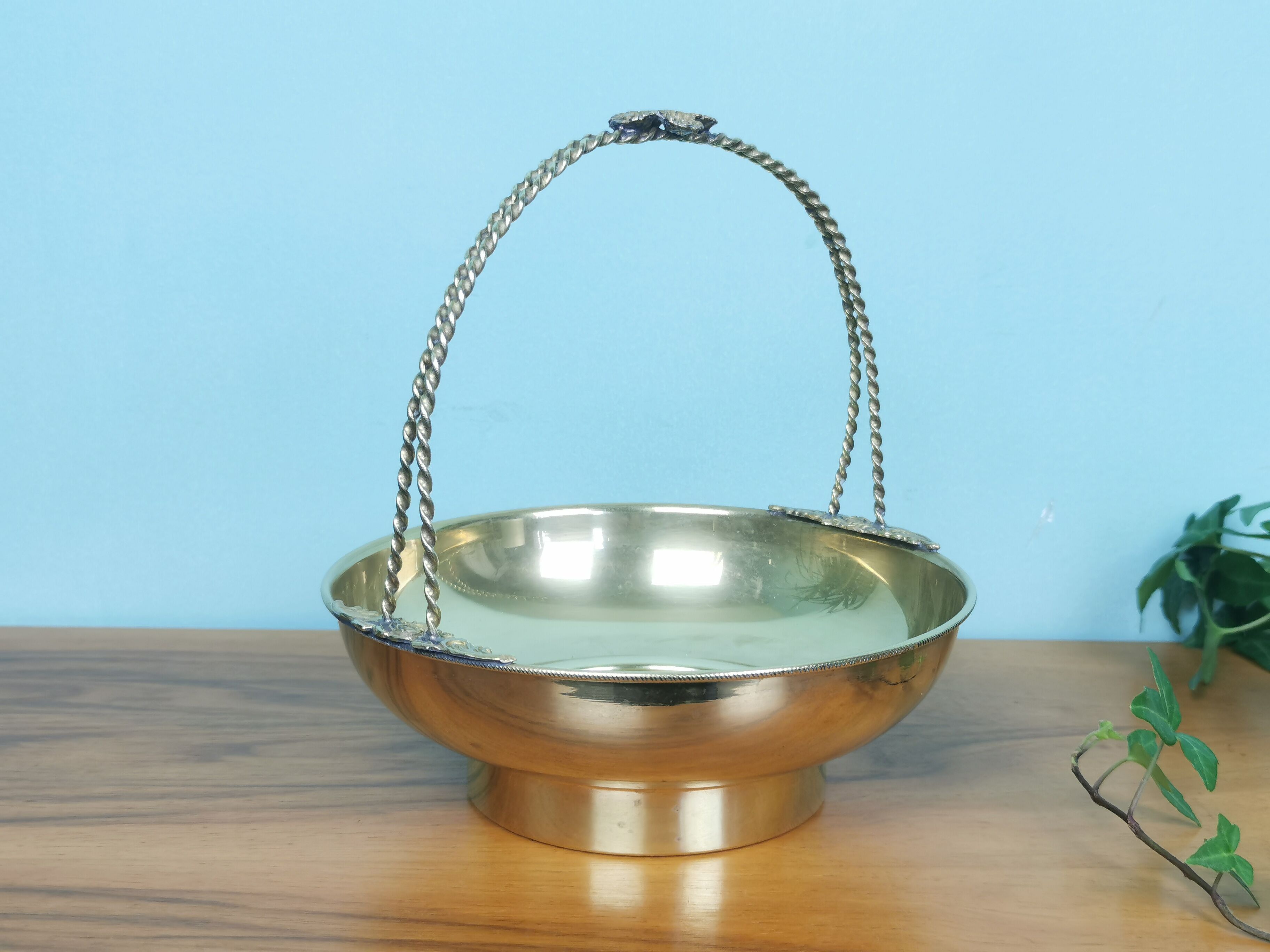 Empty basket brass pocket