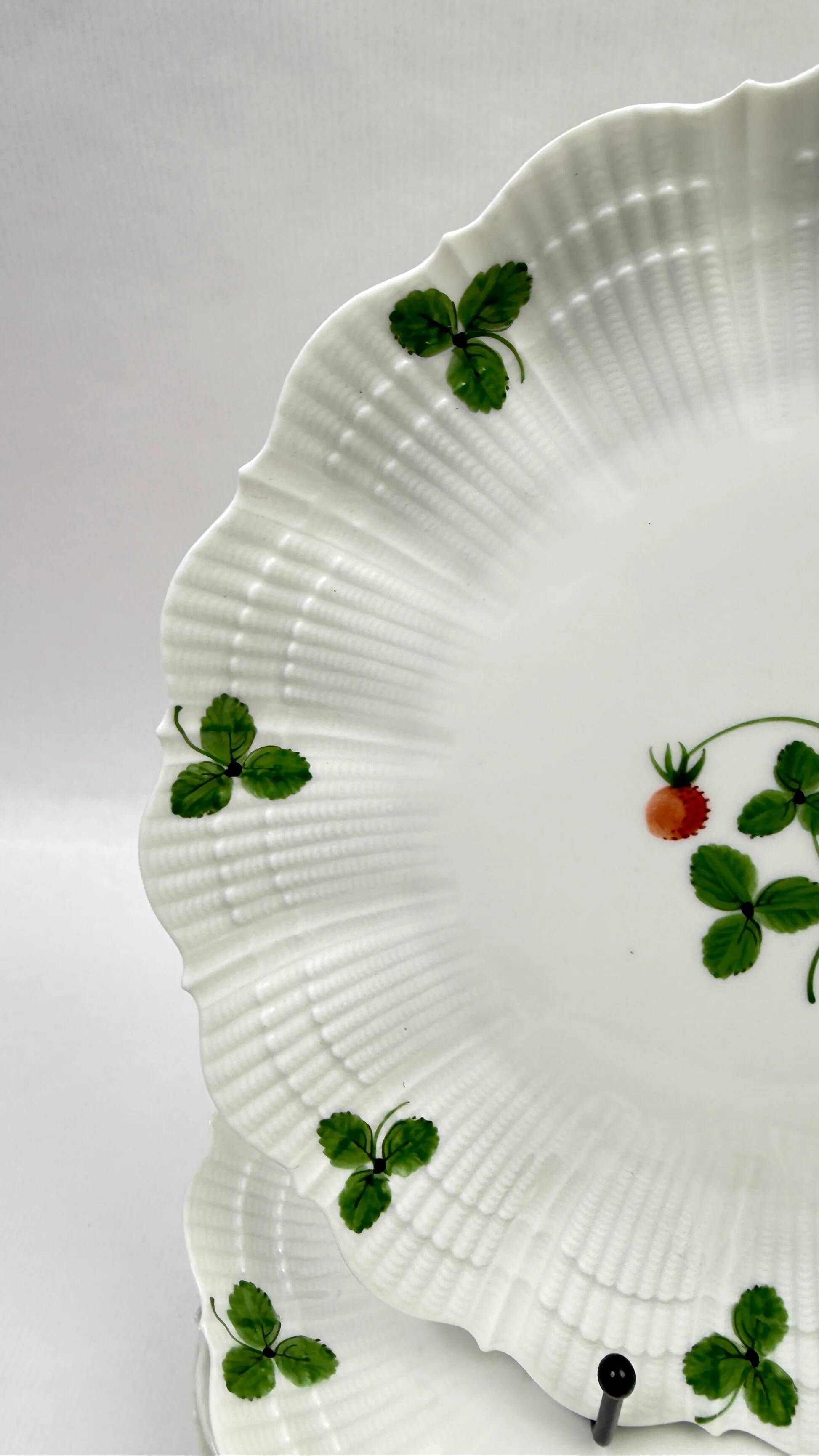 6 flat plates Limoges Le Chambrelain, woodland strawberry design, 25 cm