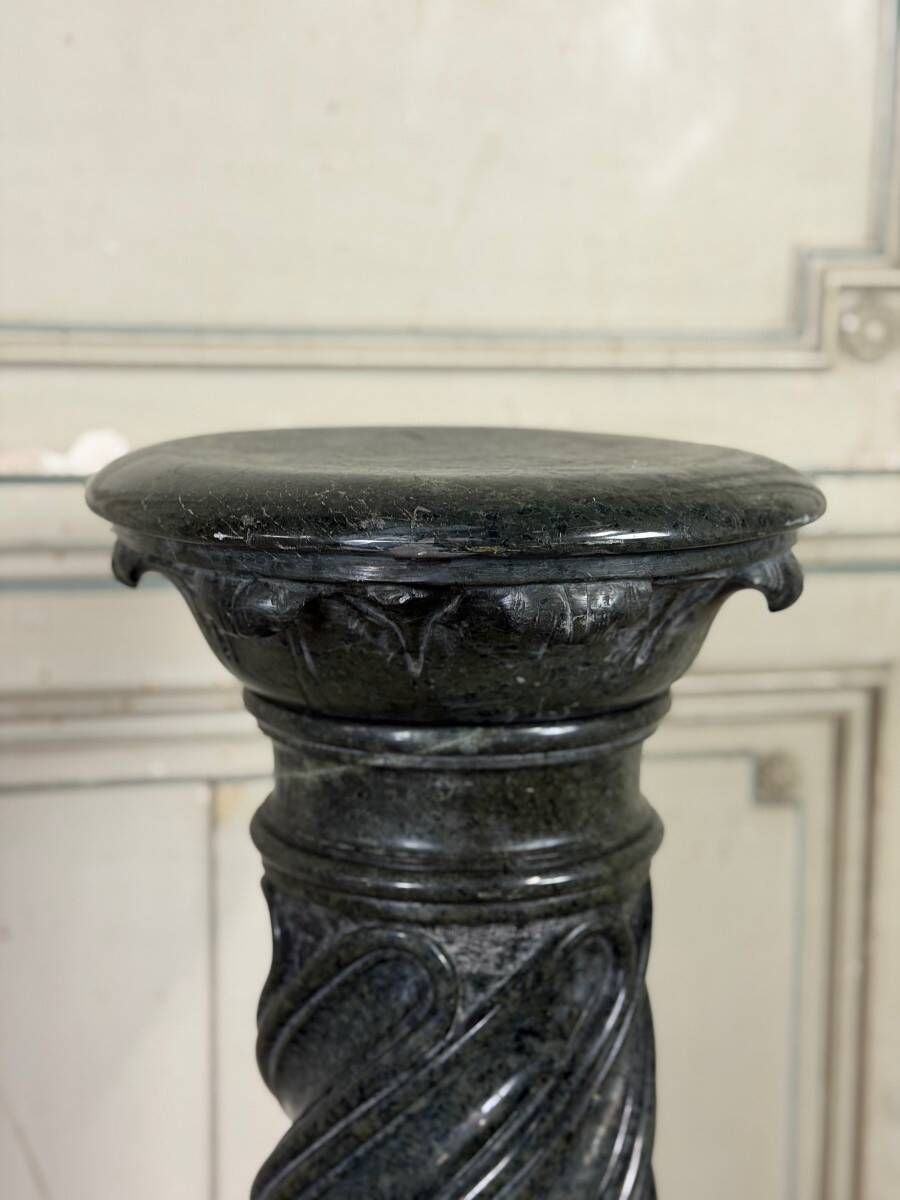 Column in green serpentine marble, shaft sculpted in a spiral, circa 1880