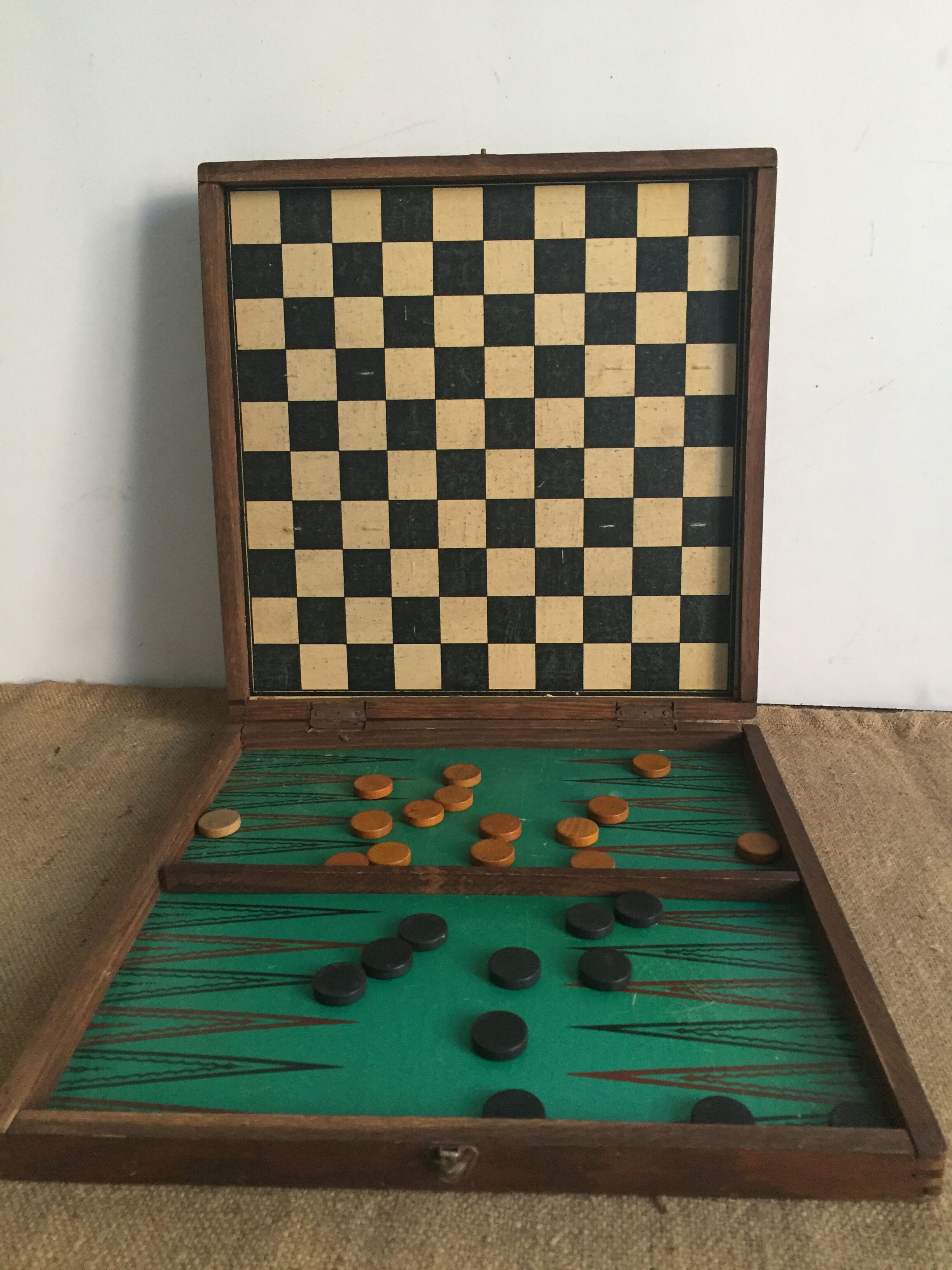 Games box: trotters, goose game, checkers and jaquet