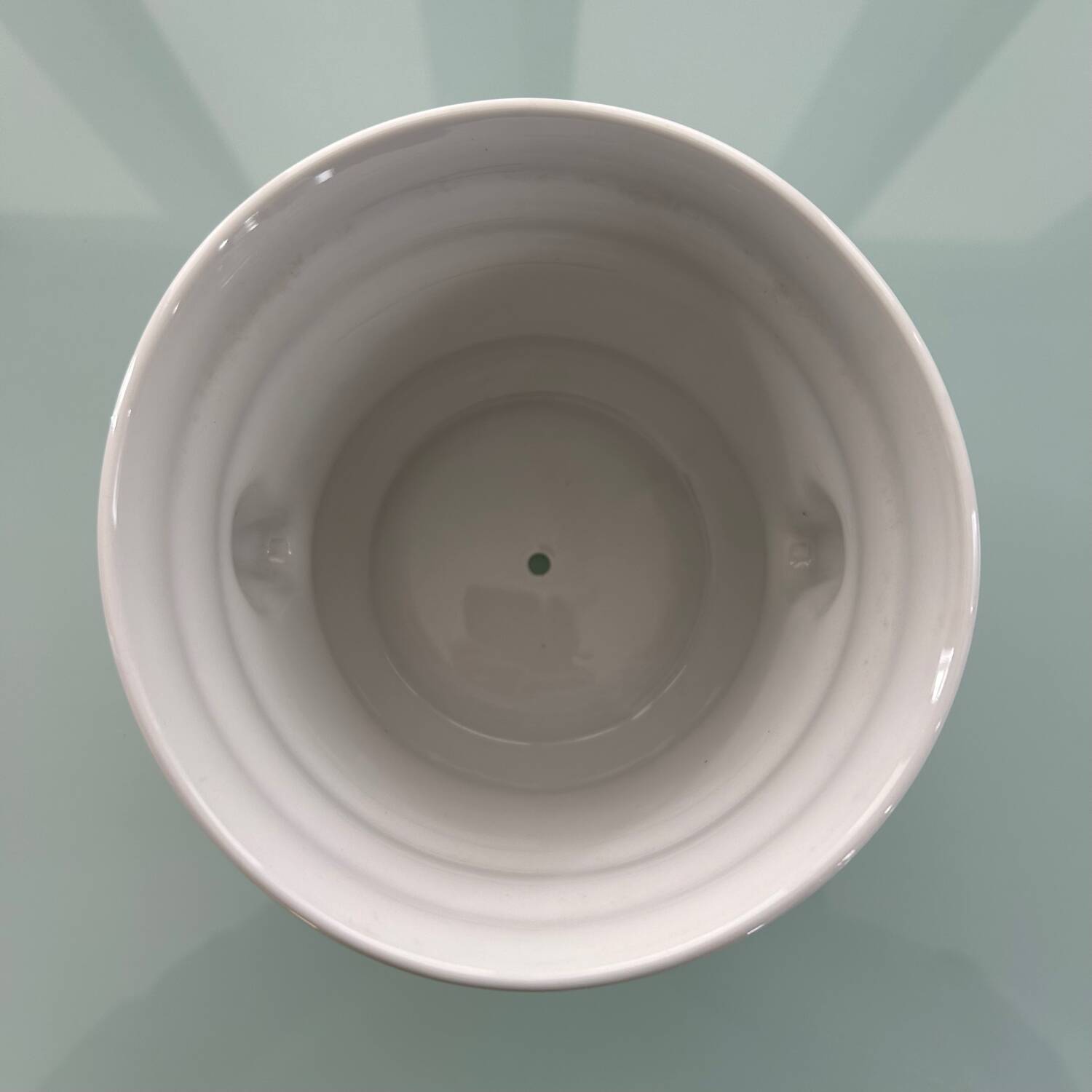White porcelain cache-pot