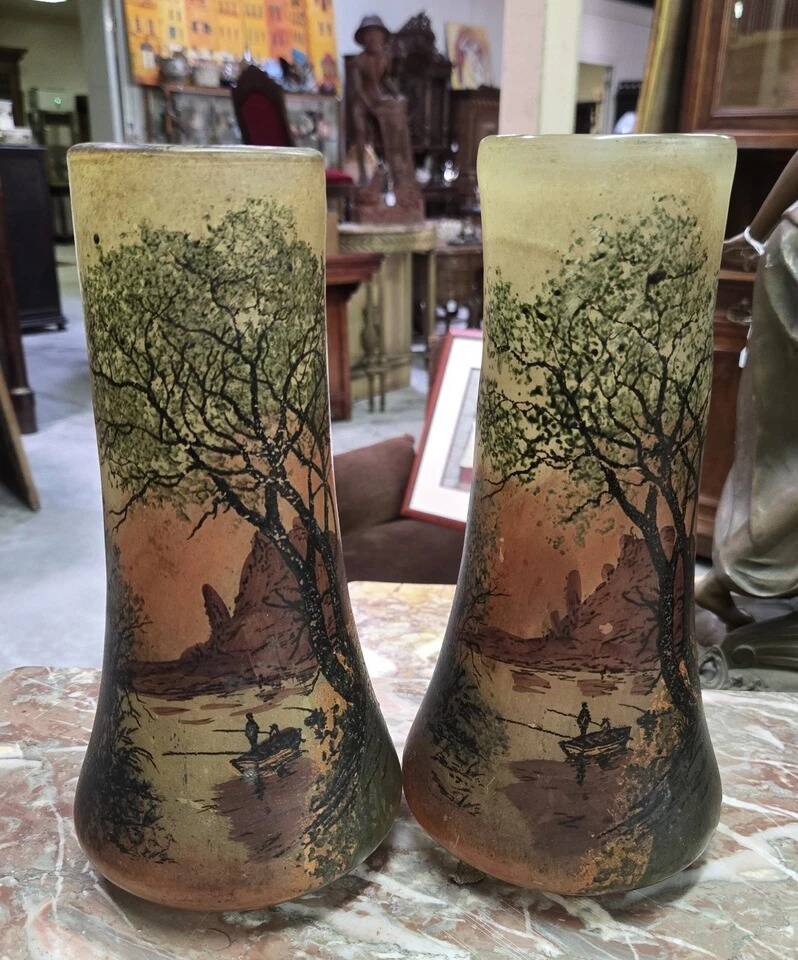 Paire de vases en verre émaillé, à décor finement peint