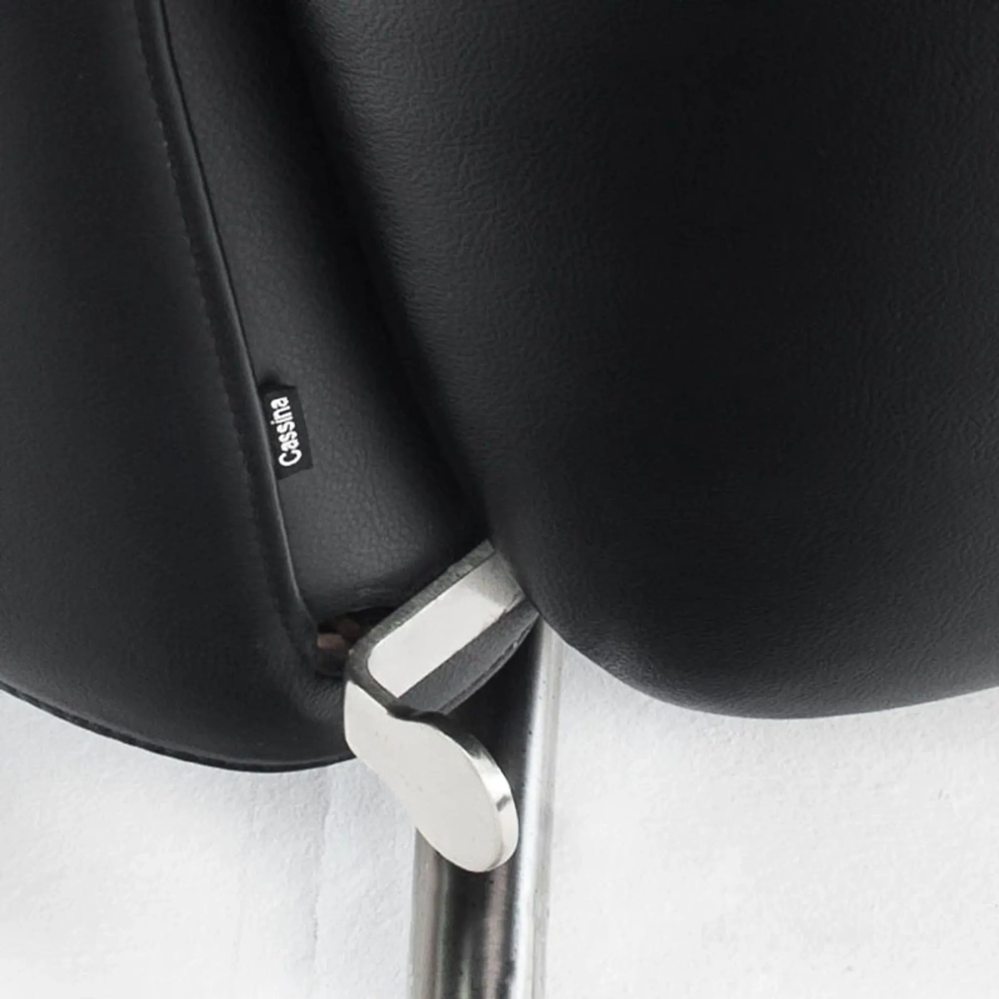 "Dodo" armchair in black leather. Design by Toshiyuki Kita. Cassina. Italy.