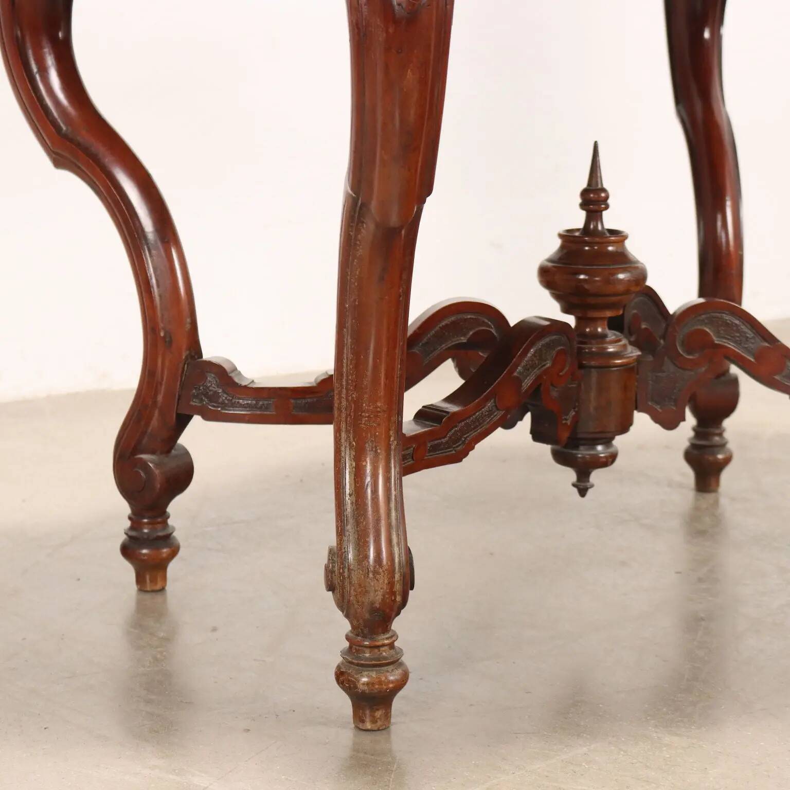 Table ancienne umbertine en acajou, Italie, fin XIXe siècle