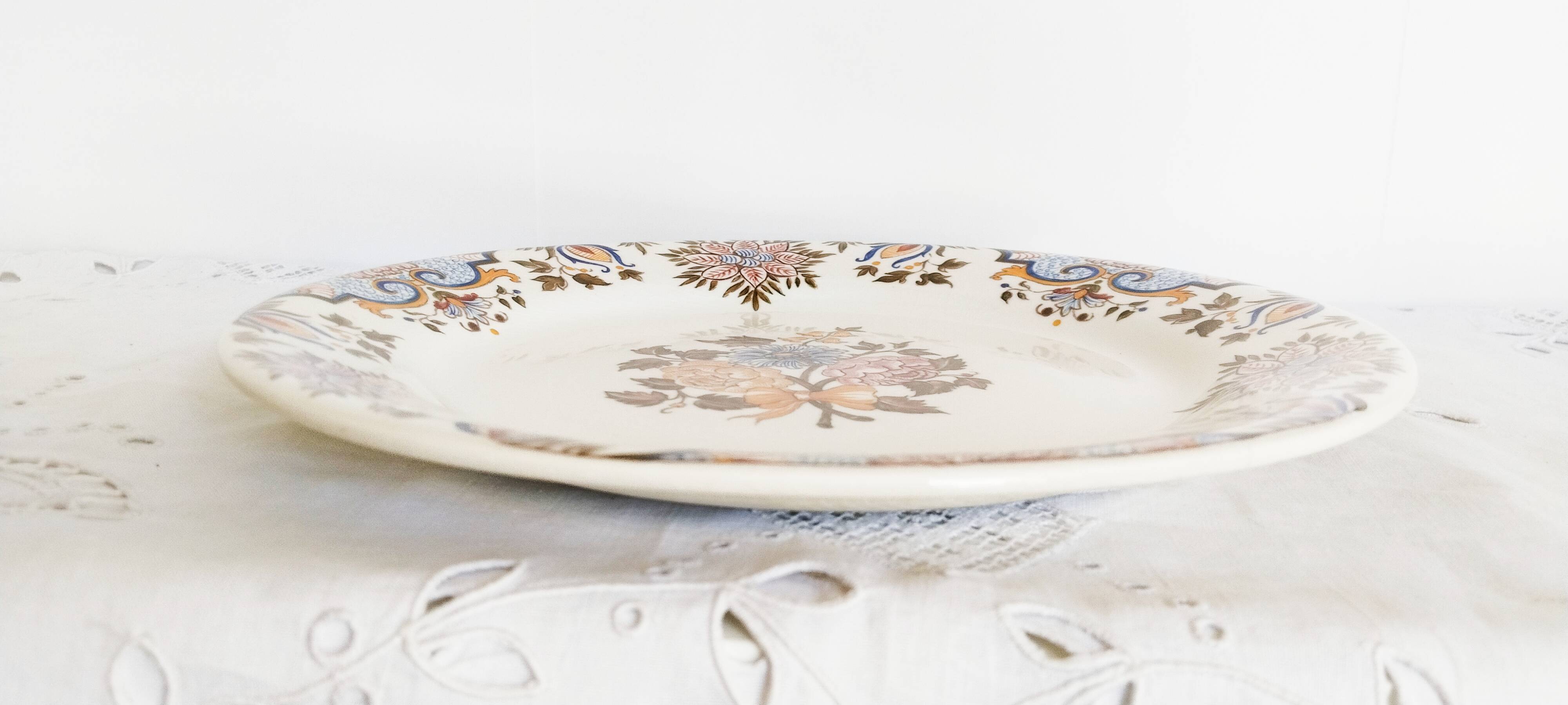 Flat plate in Gien earthenware, Bordeaux "Au Bouquet" model