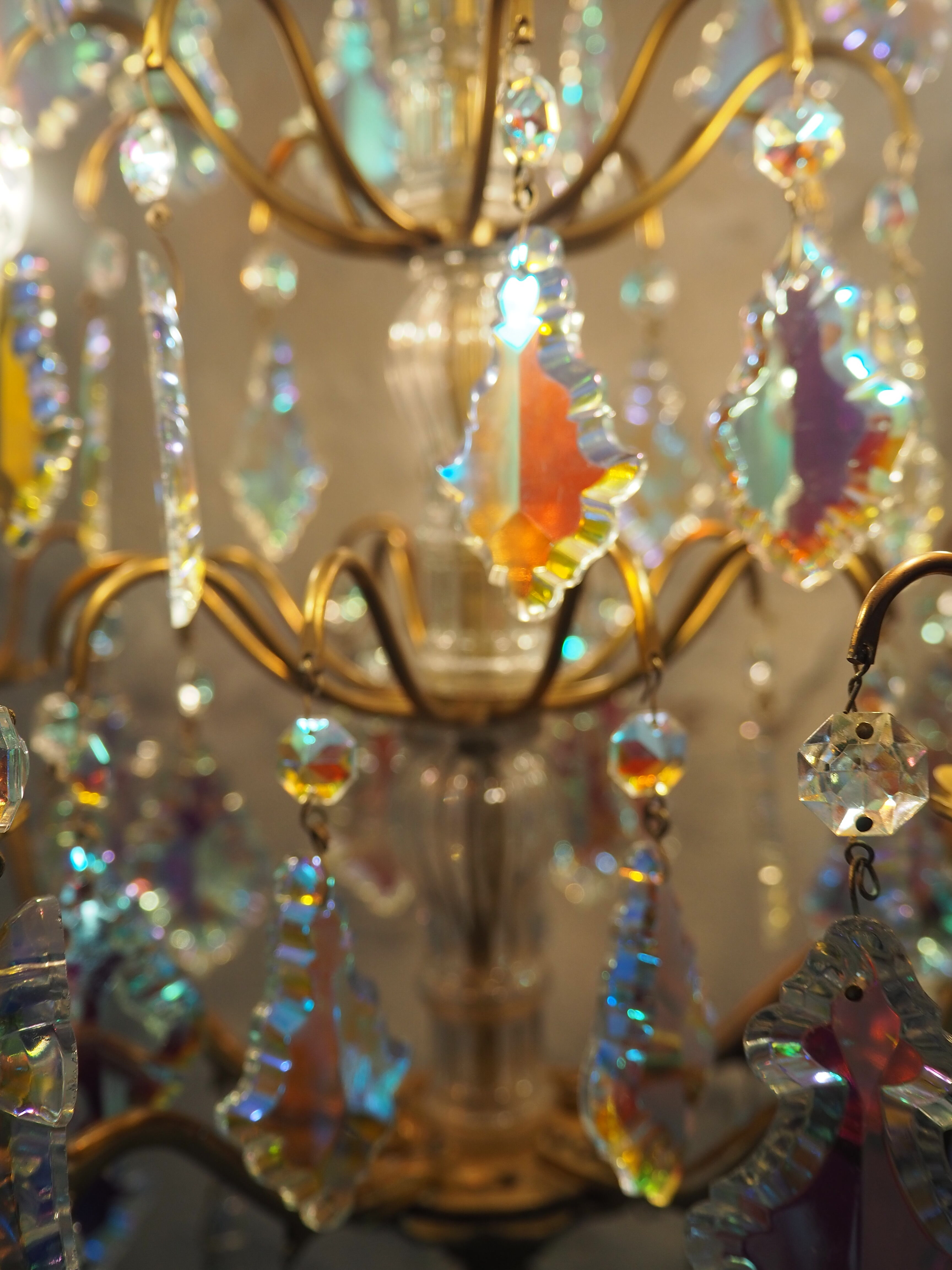 Lustre à pampilles en verres nacrés et bronze