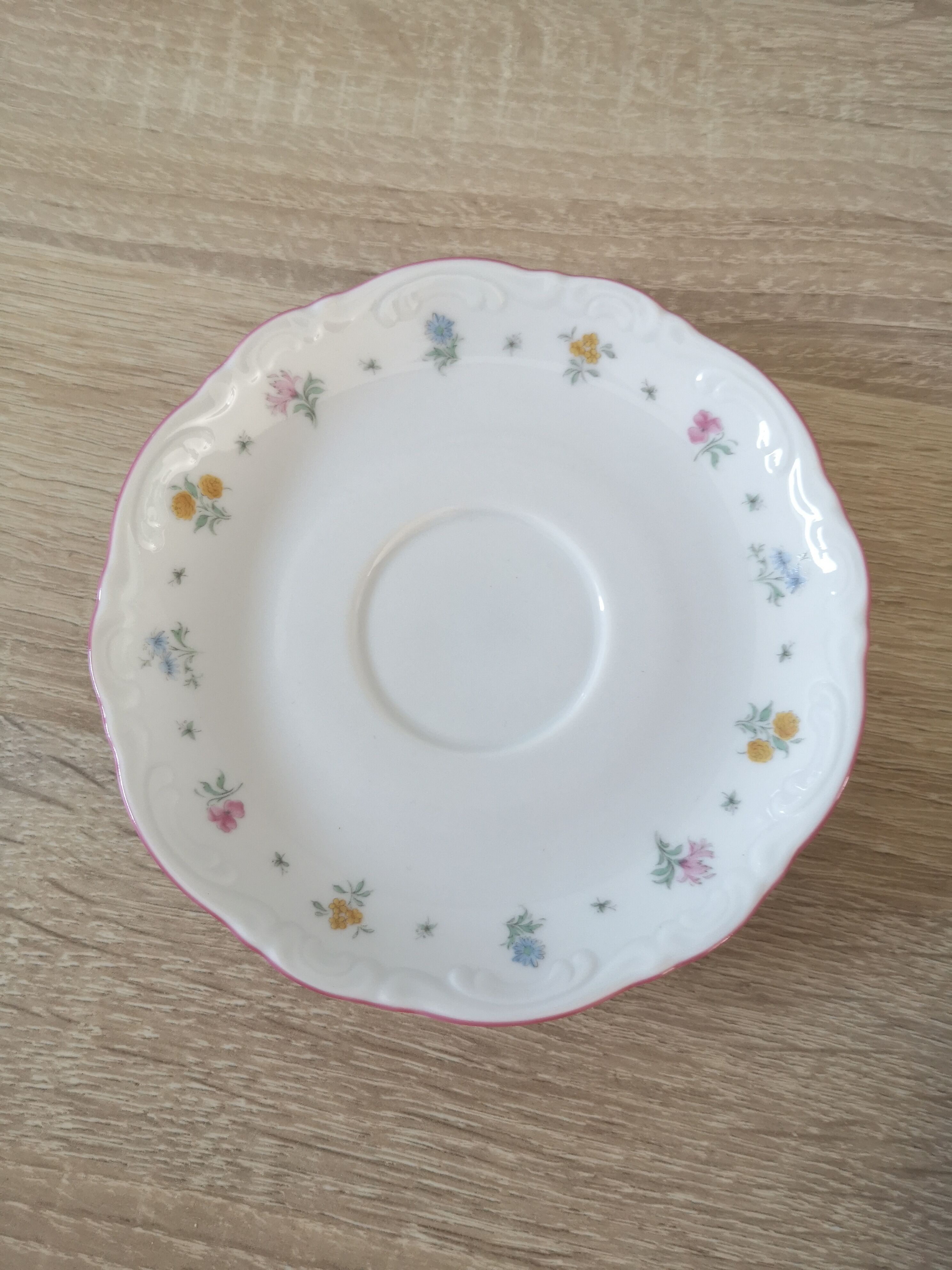 Lot of 5 coffee cups and porcelain saucers