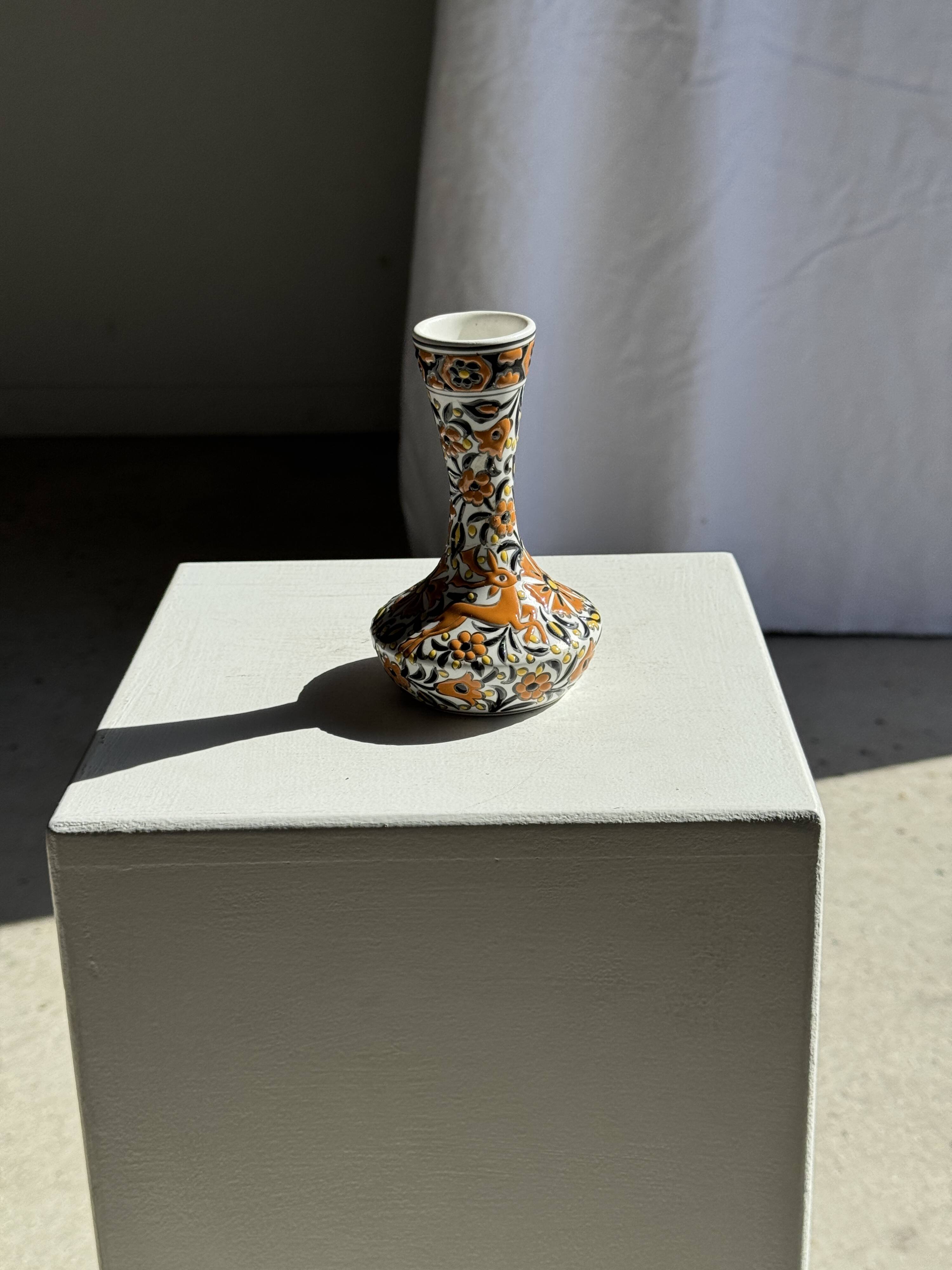 Petit vase soliflore blanc à décor floral et animalier orange H14 L9