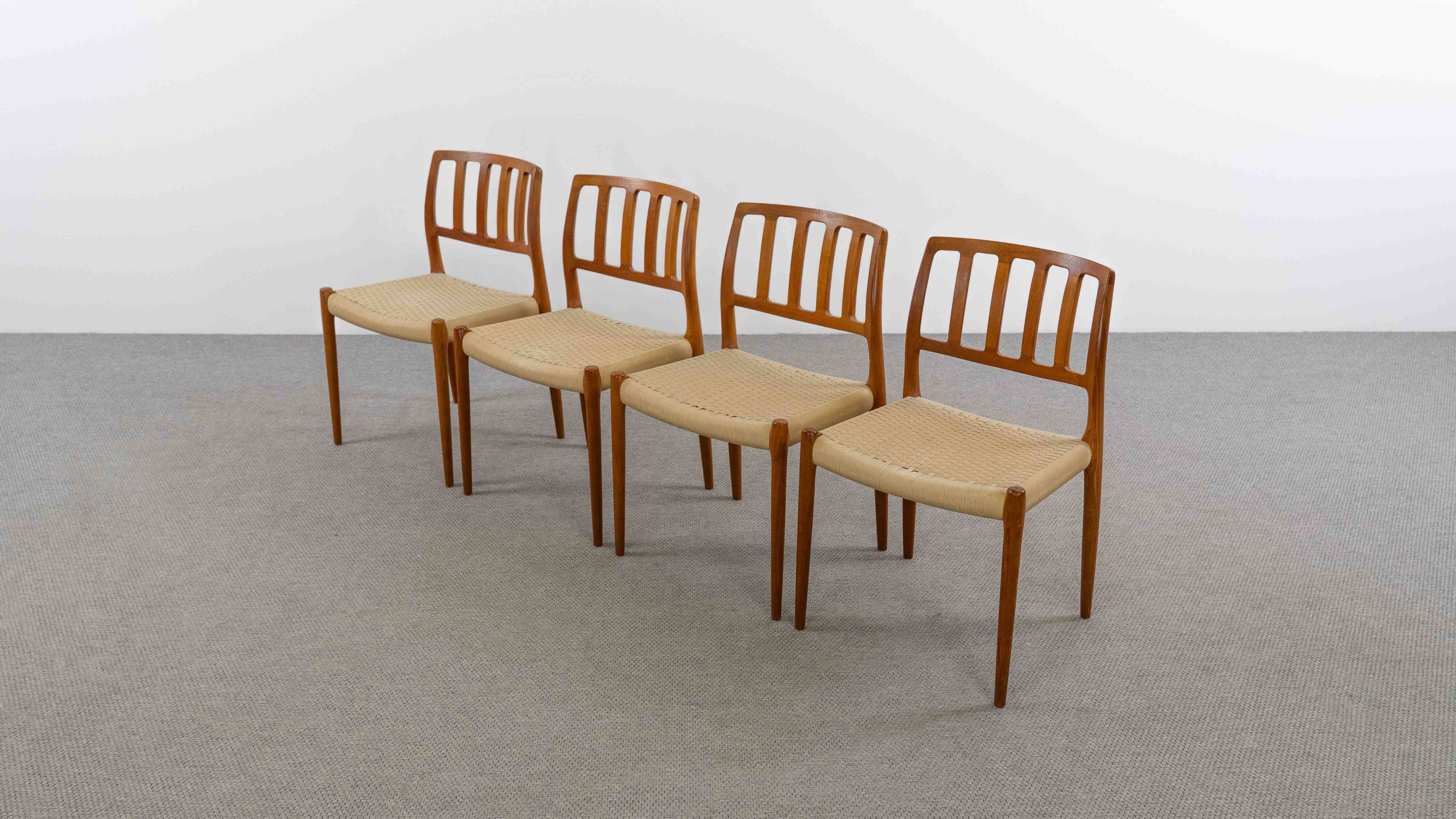 Ensemble de 4 chaises en teck danois modèle "83" par Niels O. Möller, Danemark années 70.