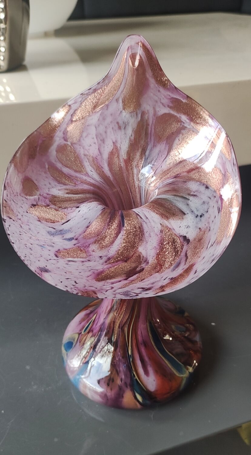 Volubilis vase in Murano glass. Pink speckled background. Height 21 cm.