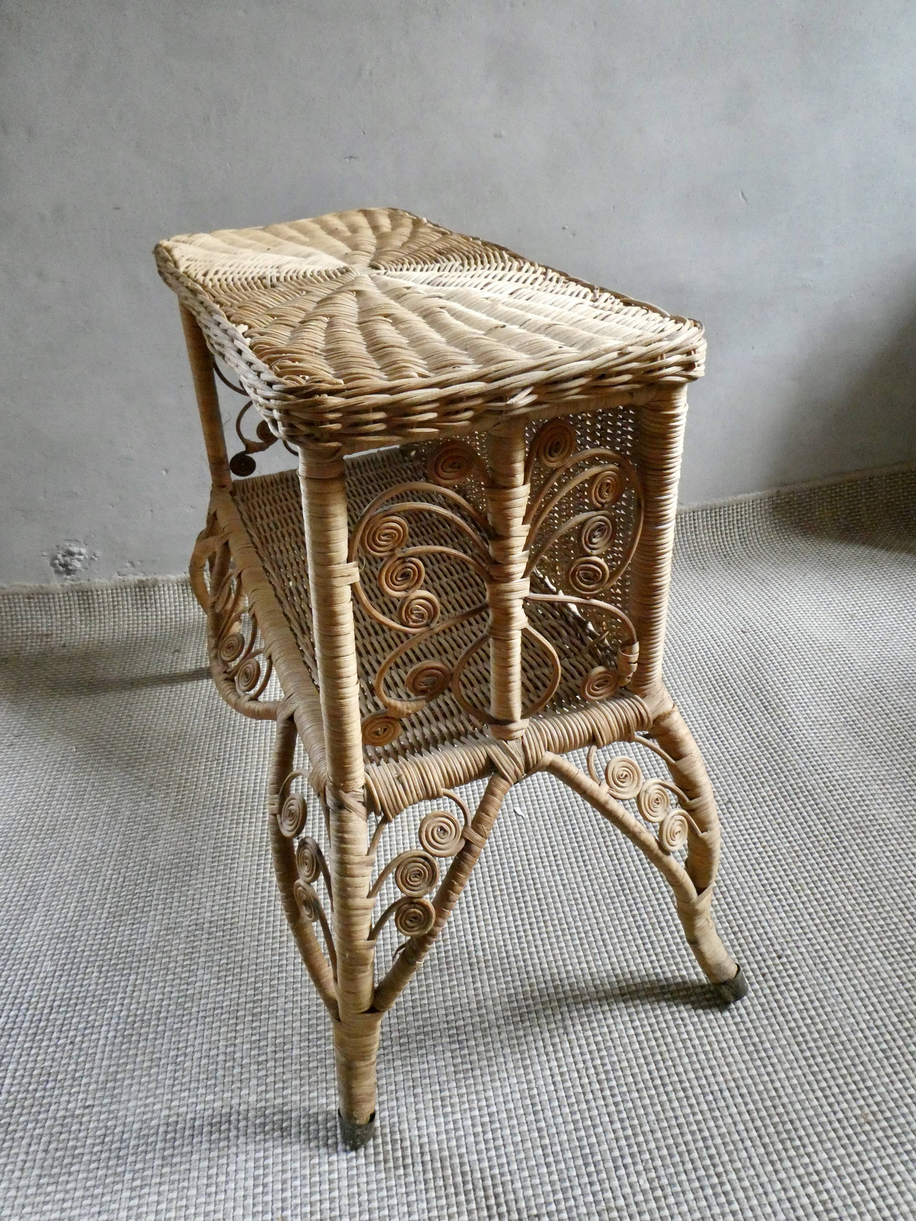 Chevet en bois et rotin, papillons