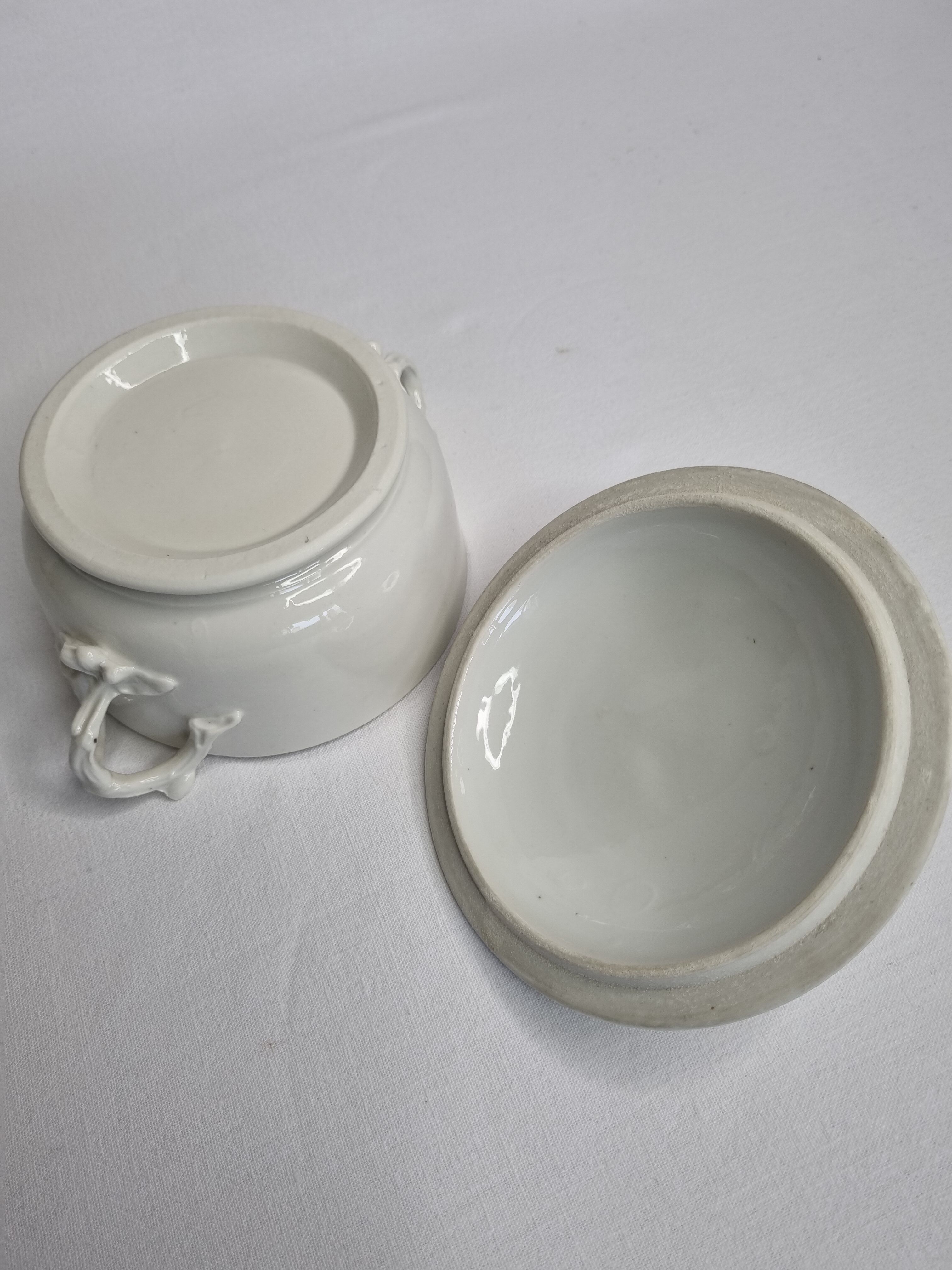 Bonbonnière in white enamelled porcelain, 16 cm