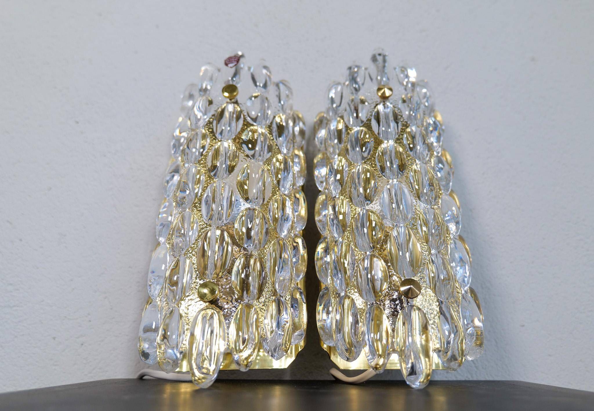 Modern mid-century crystal wall sconces in the shape of a drop by Orrefors by Carl Fagerlund.
