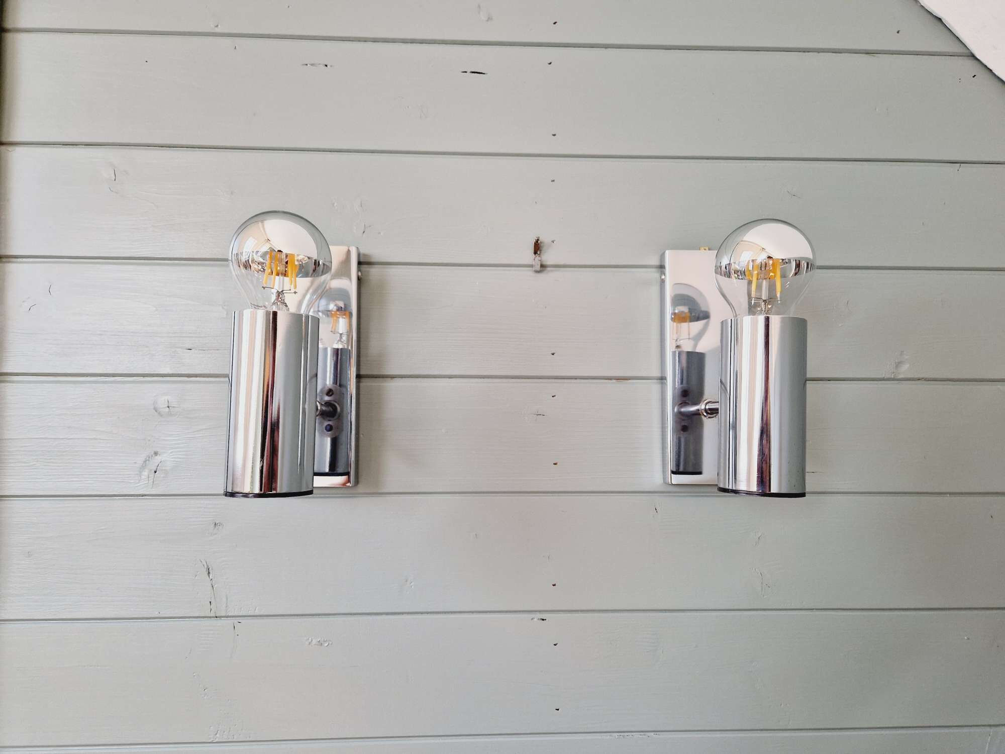 Pair of tubular wall sconces in chrome metal, 1970.