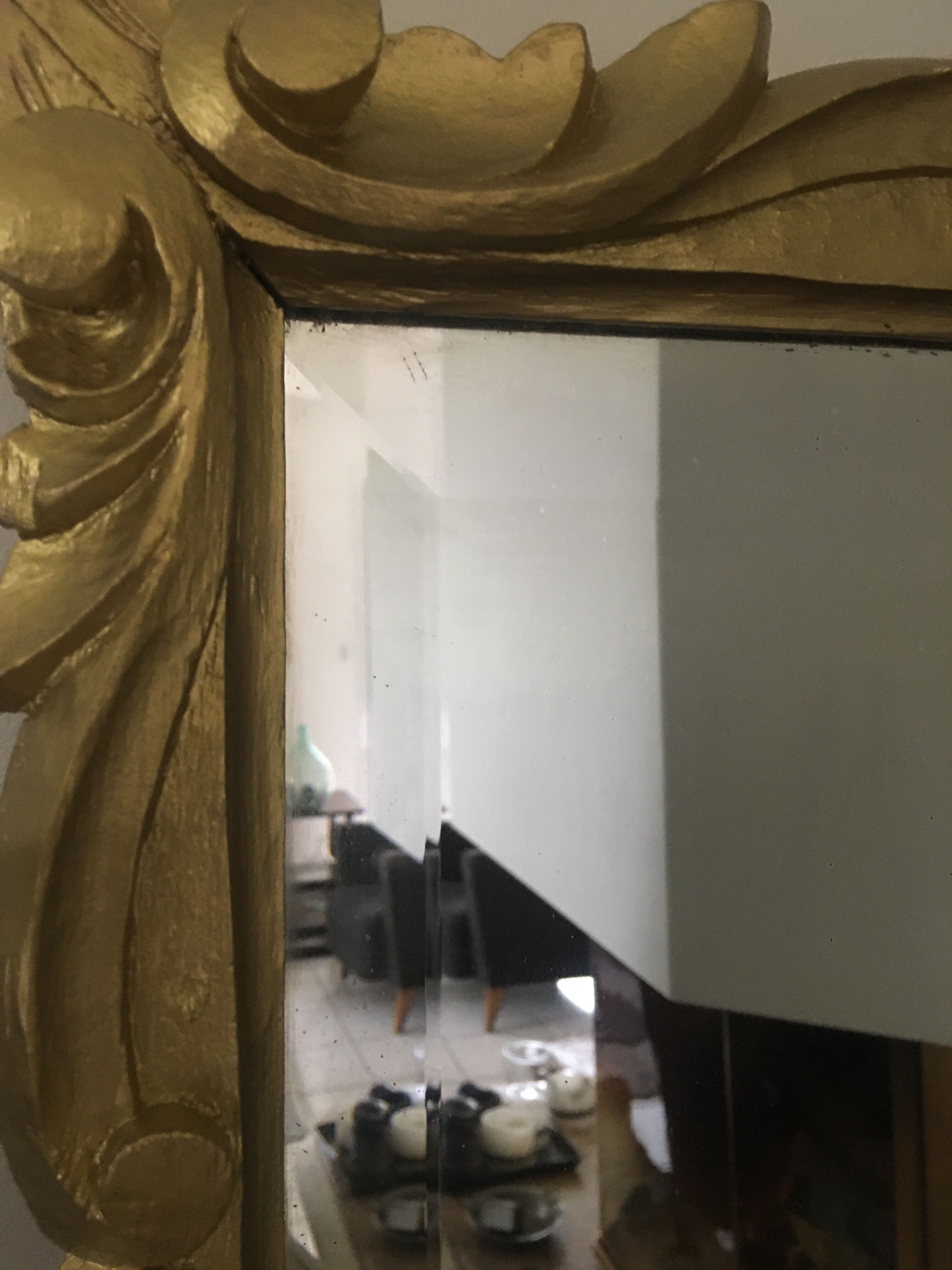 Miroir biseauté baroque aux fleurs sculptées et dorées