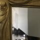 Miroir biseauté baroque aux fleurs sculptées et dorées