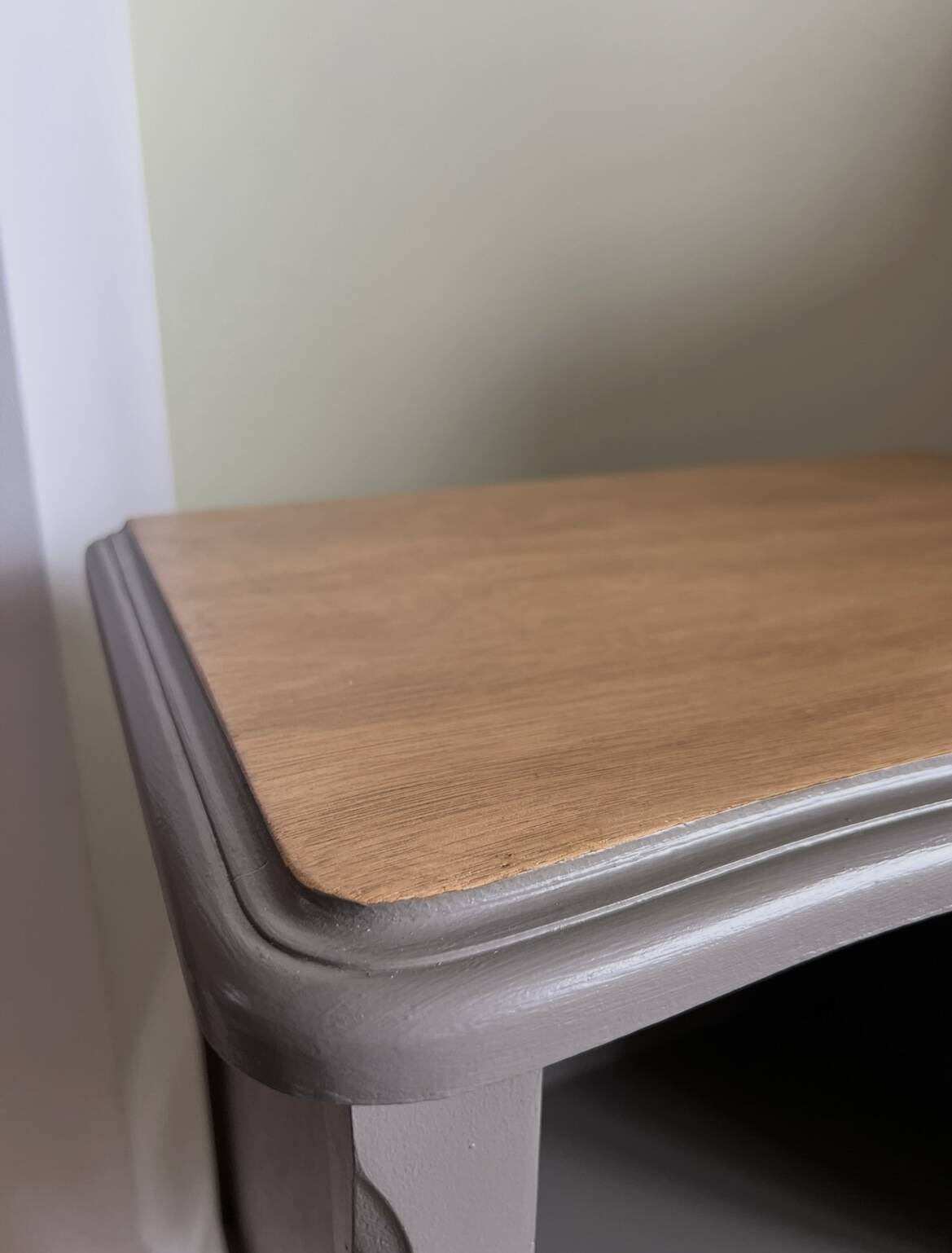 Petite table d'appoint unique en bois rénovée - style campagne chic