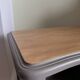 Petite table d'appoint unique en bois rénovée - style campagne chic