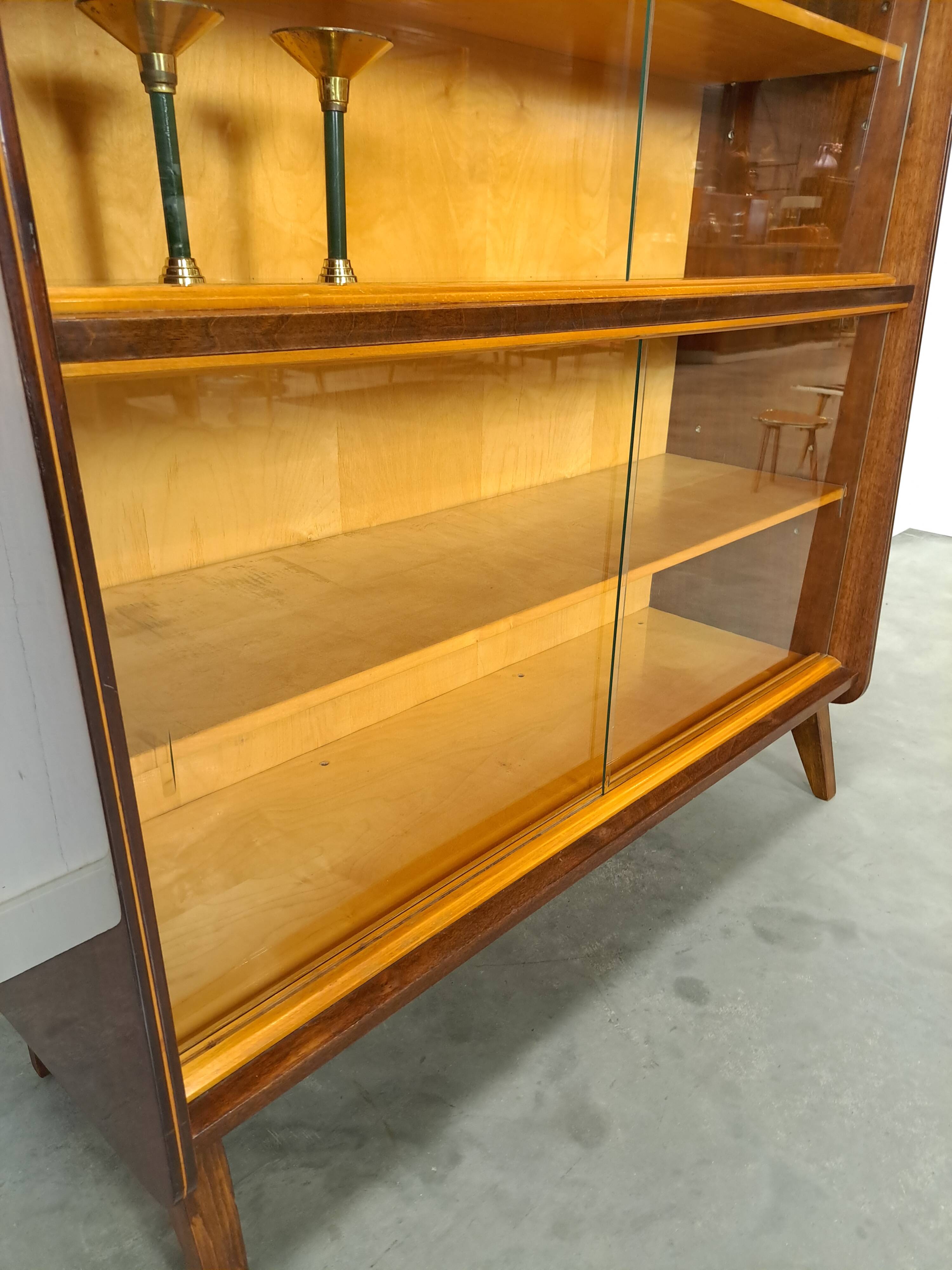 Donker vintage fineer design vitrinekast Jirak, boekenkast