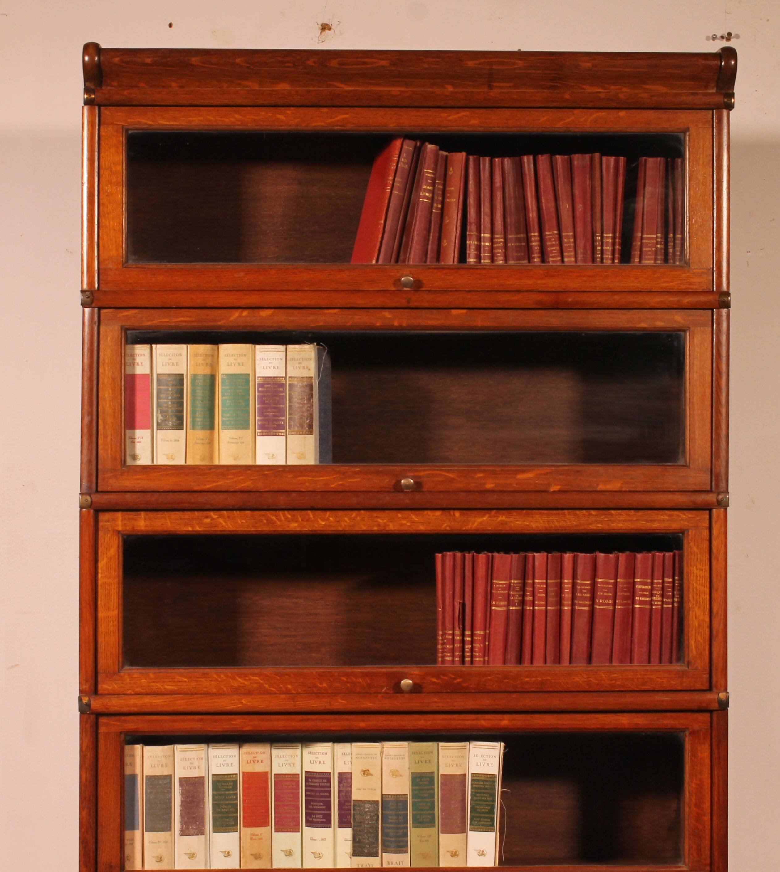 Globe Wernicke Library in oak, 5 pieces.