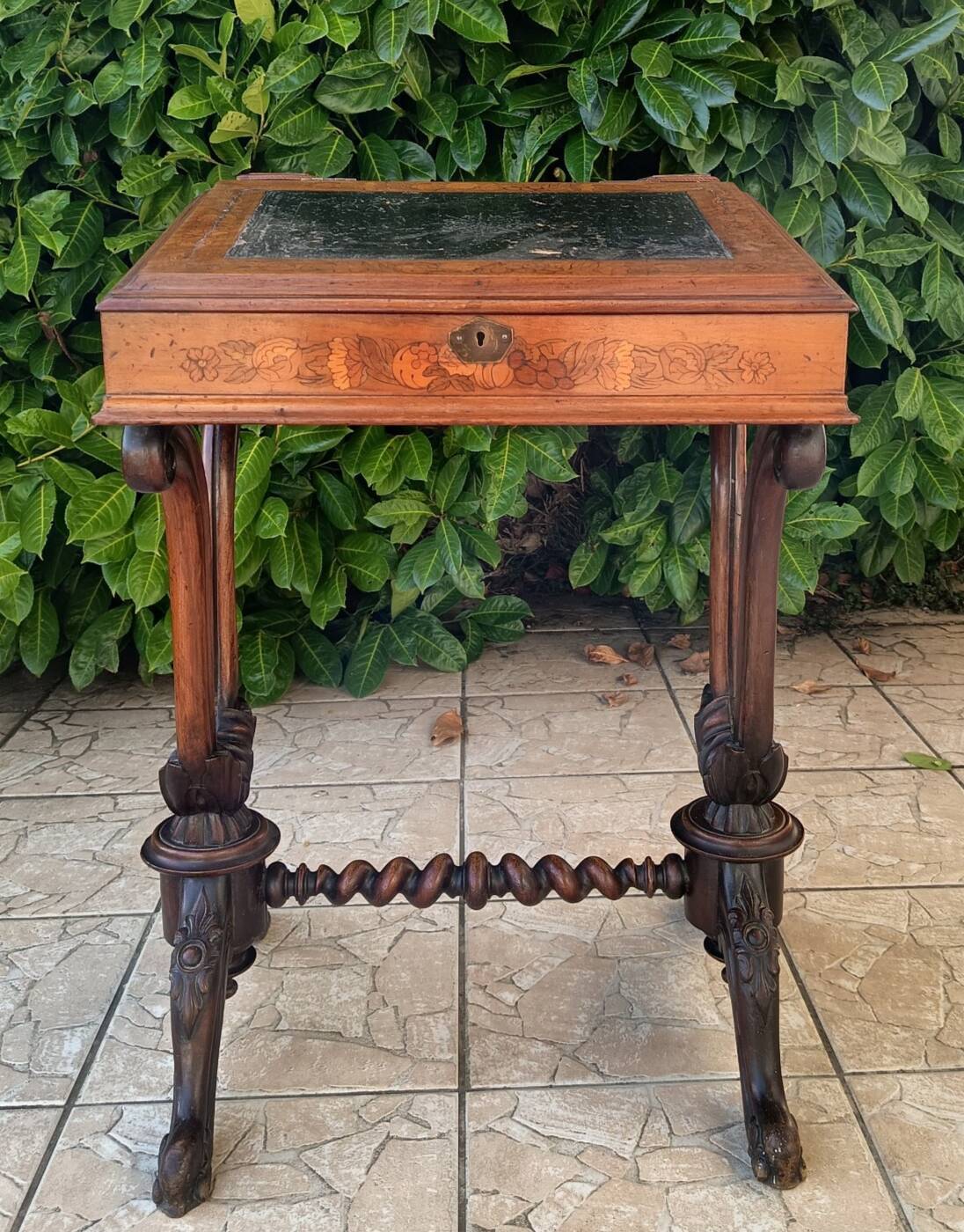 Davenport desk in marquetry walnut, Victorian era.