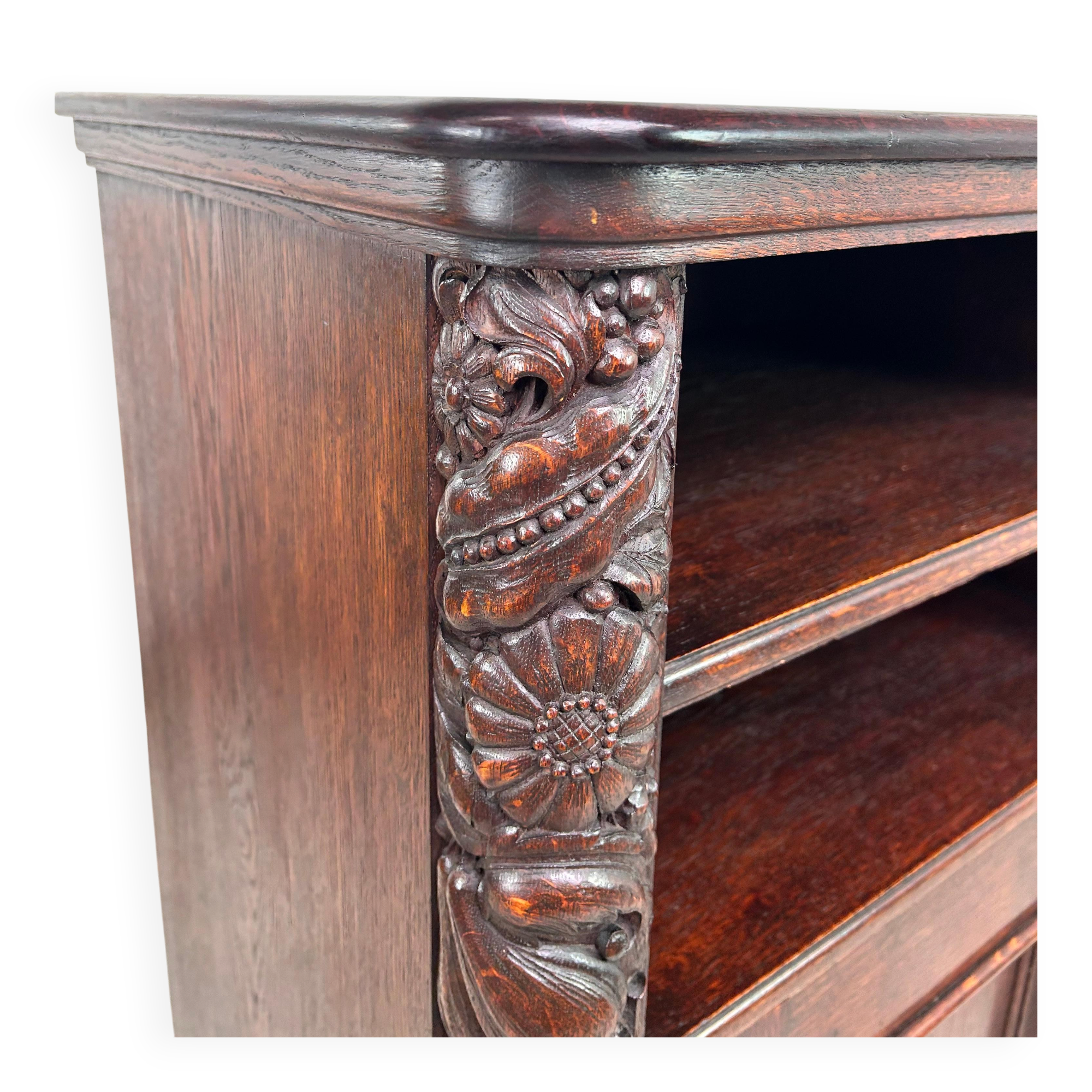 Art Nouveau cabinet with a shelf featuring distinctive floral sculptures.