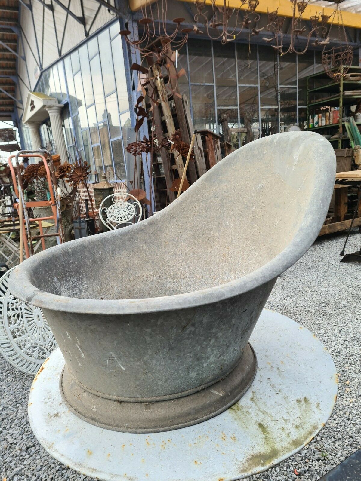 Zinc basin bathtub with backrest