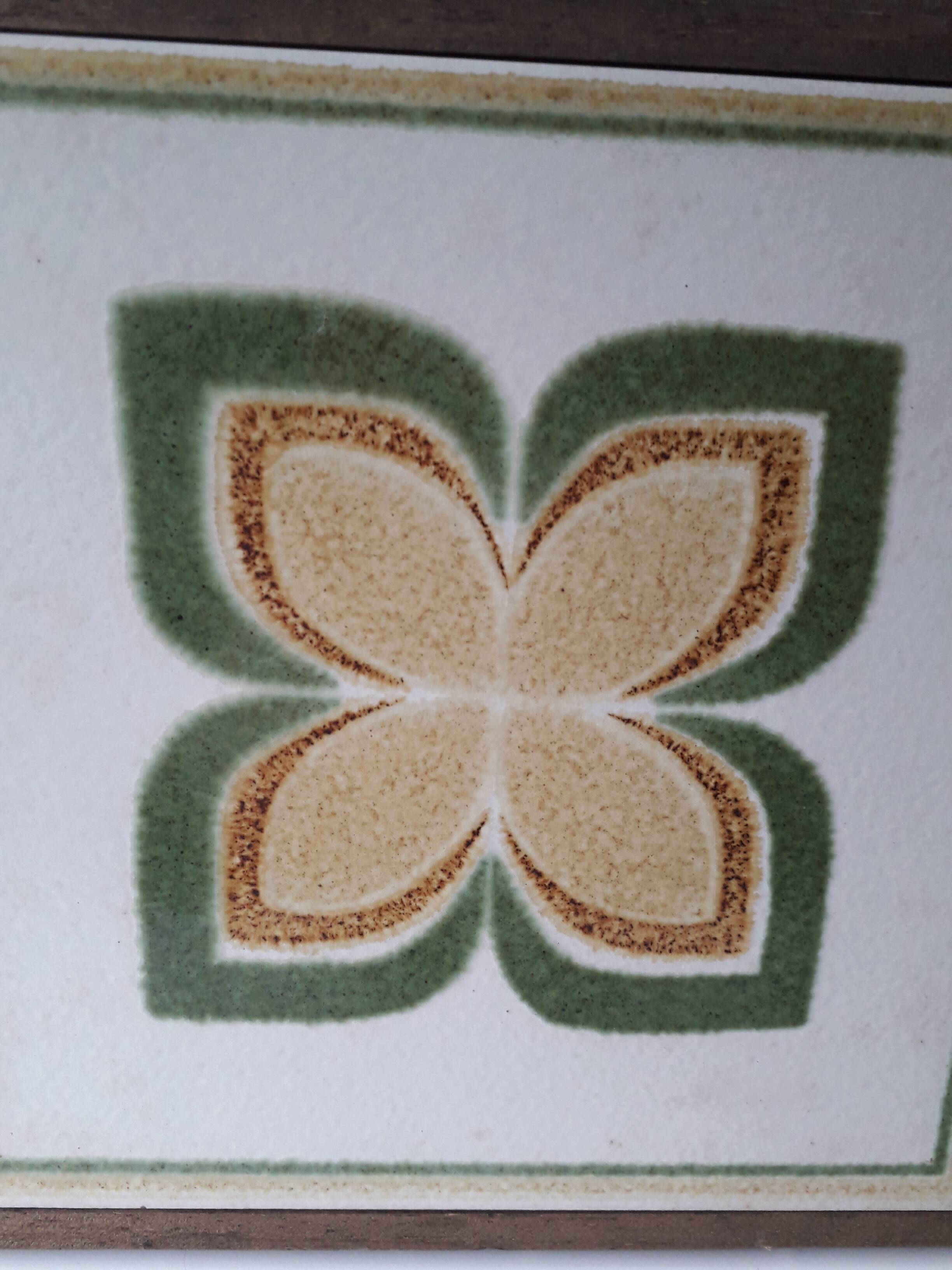 Vintage wooden and earthenware musical trivet (La vie en rose)