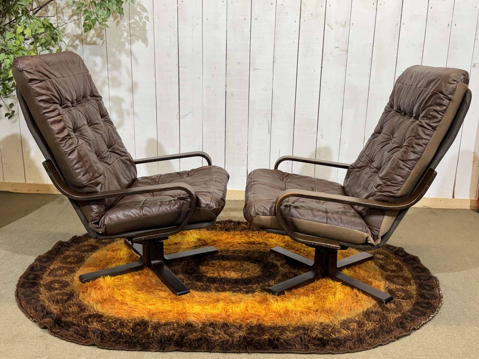 Pair of Norwegian swivel armchairs in leather and beech from the 1970s.