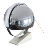 Lampe de table vintage de l'ère spatiale avec base en marbre et abat-jour en métal chromé rotatif.