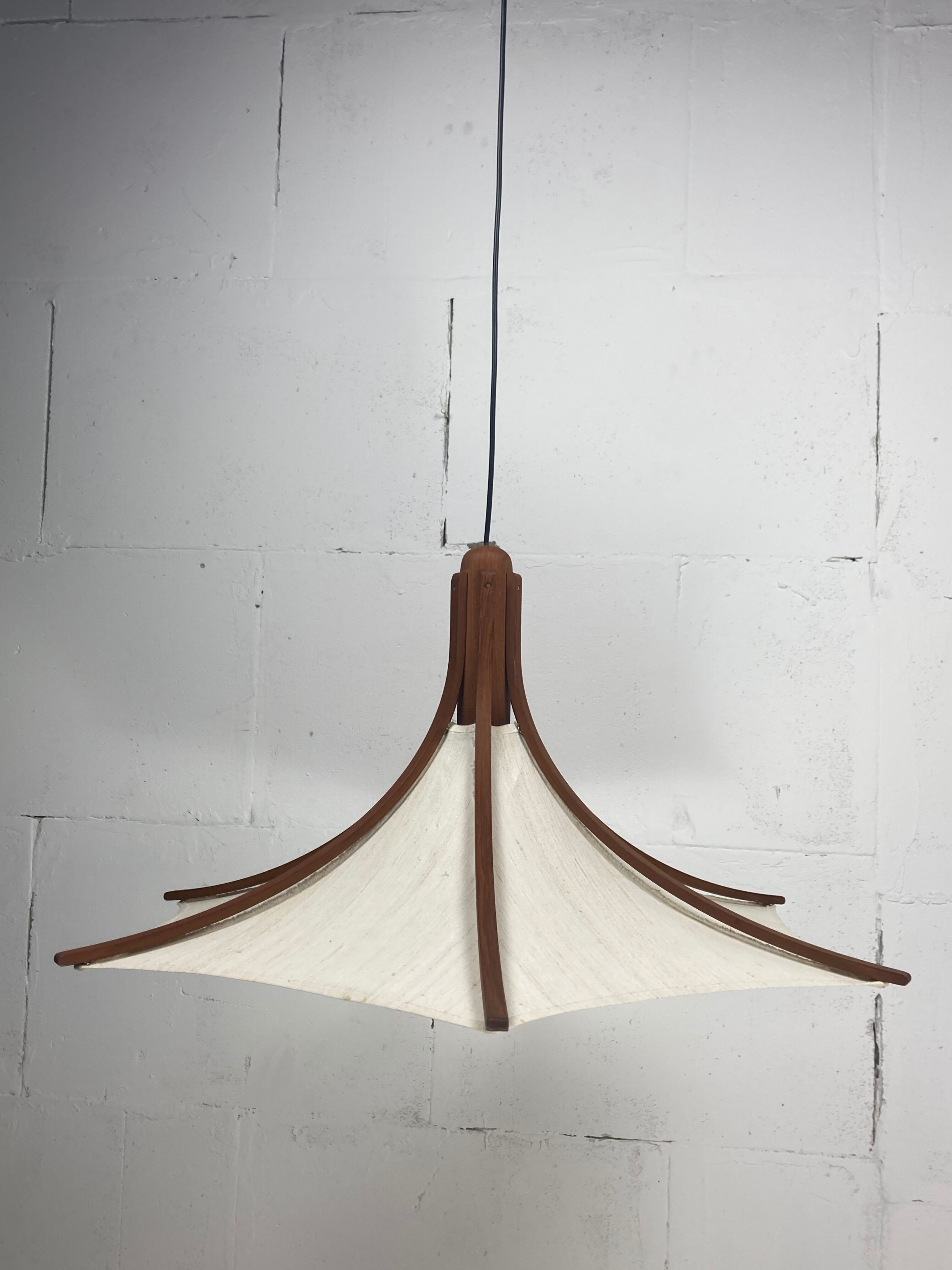 Suspension en teck et lin par Domus, années 1970