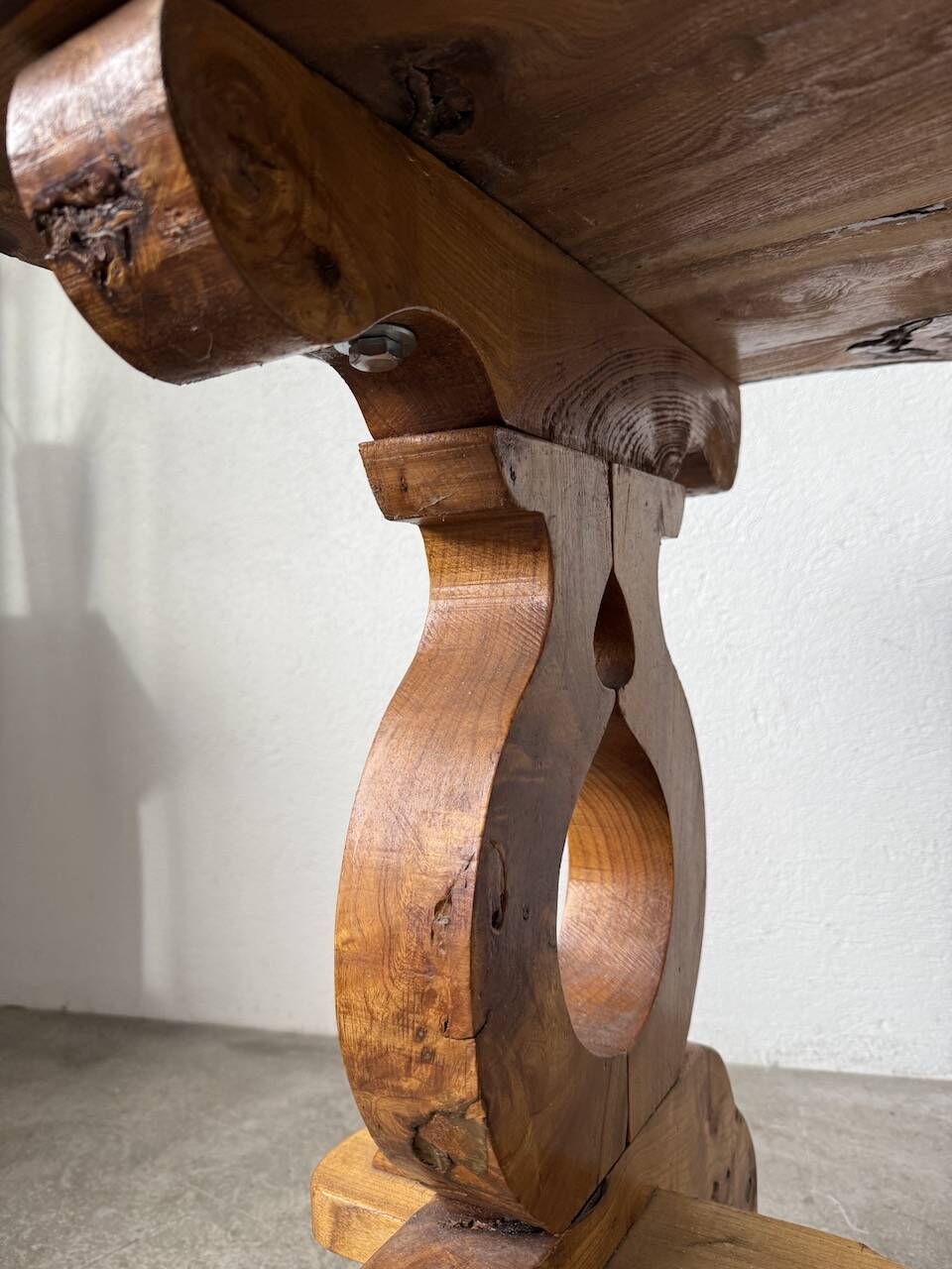 Table artisanale en orme massif, art populaire
